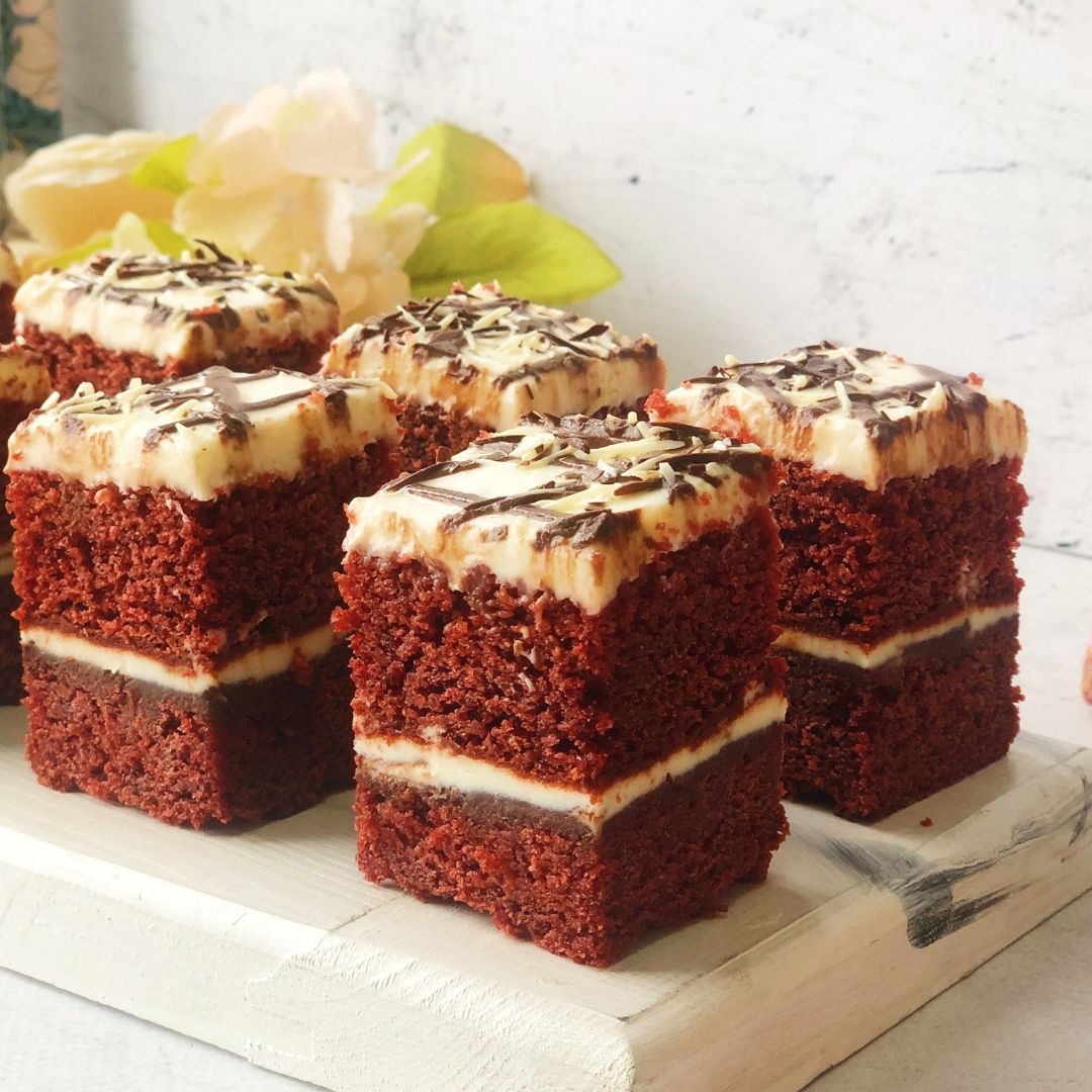 Трехслойное пирожное с шоколадными прослойками и нежнейшим сливочным кремом с белым шоколадом. изображение 3