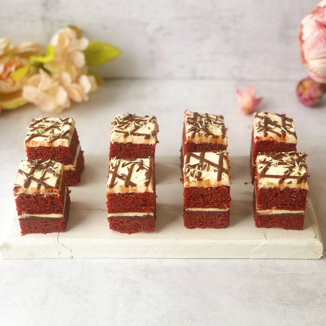 Трехслойное пирожное с шоколадными прослойками и нежнейшим сливочным кремом с белым шоколадом. изображение 4