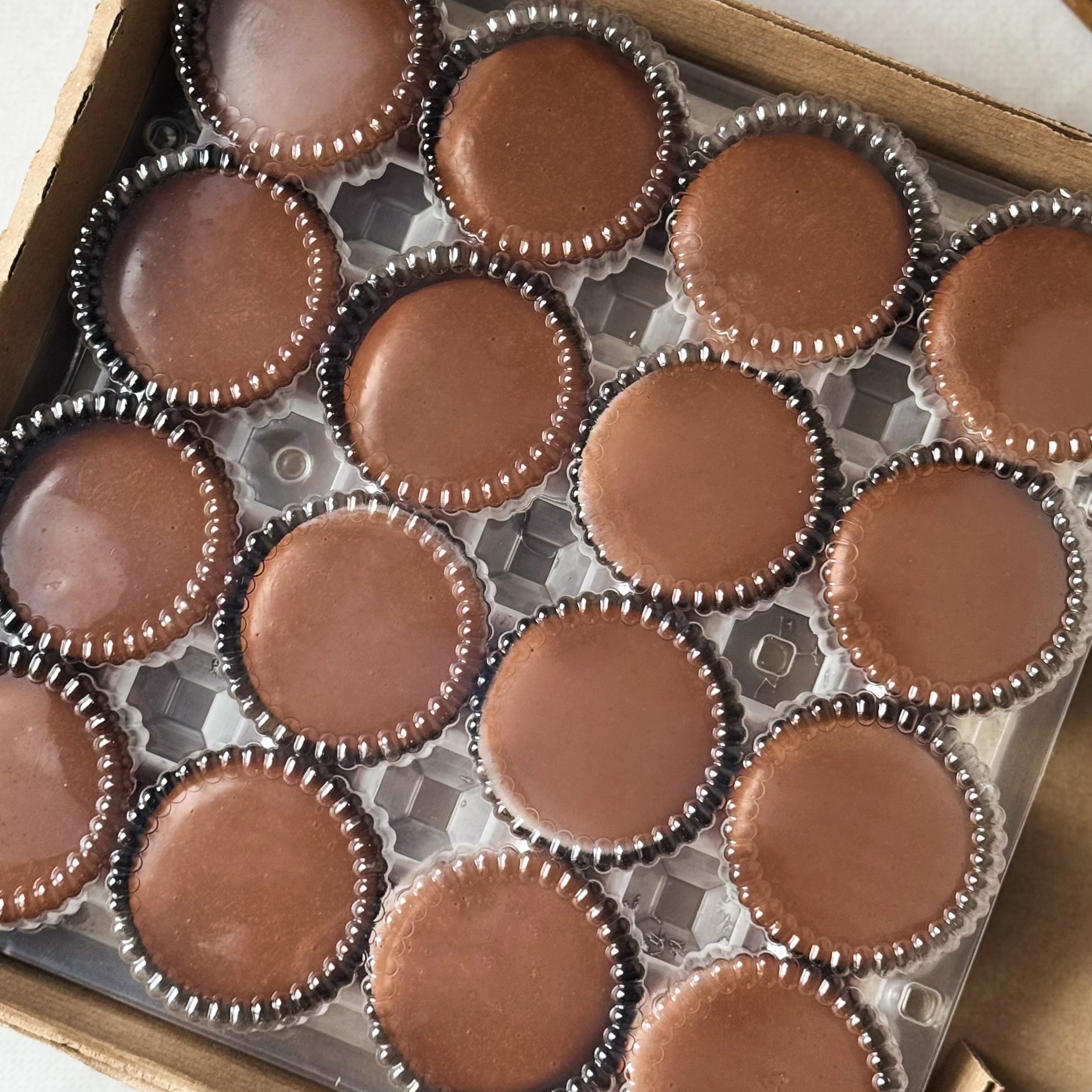 Два слоя из белого и молочного шоколада с хрустящей сердцевиной из фундучного пралине, покрыто молочным шоколадом. изображение 2