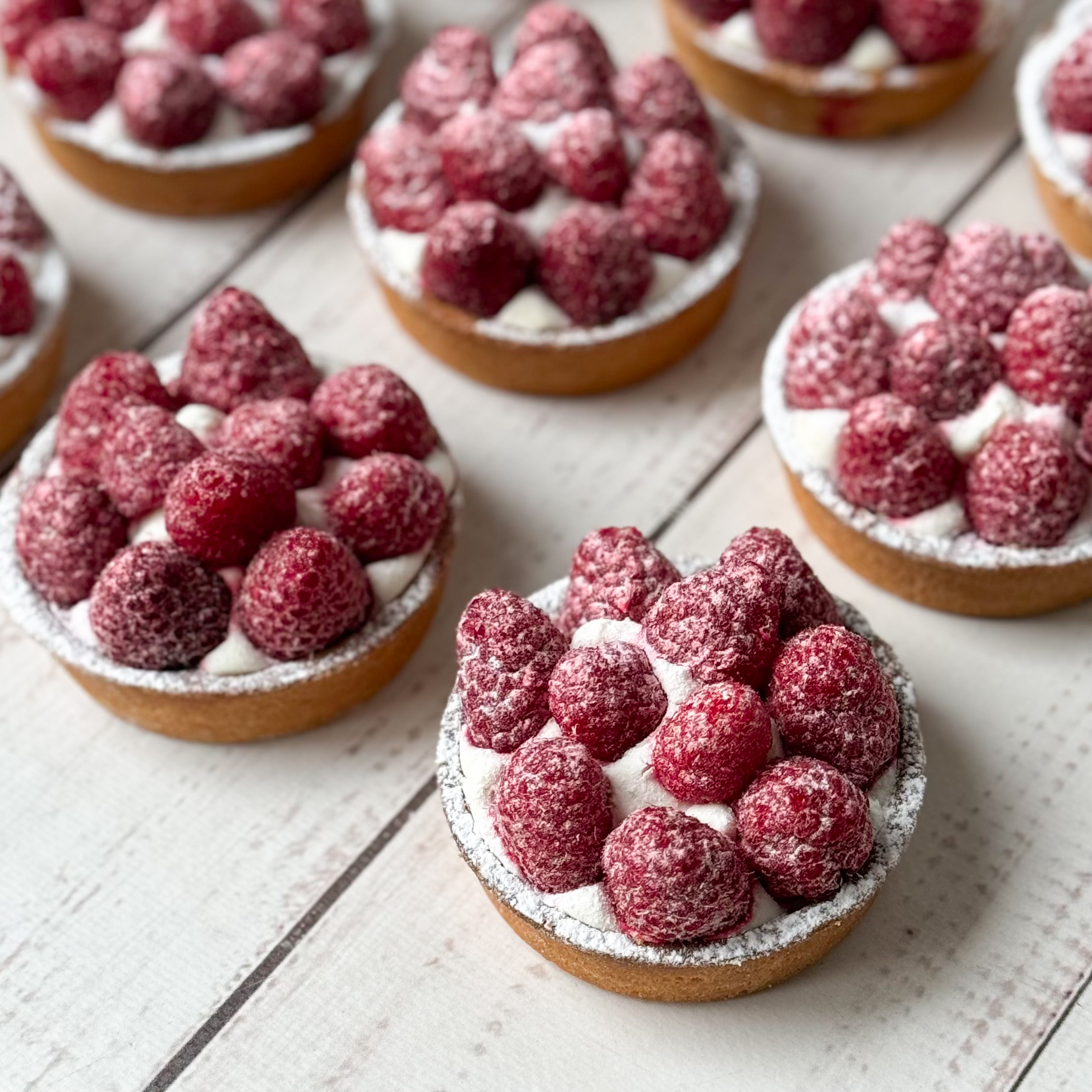 Заварной крем, взбитые сливки и спелая малина в корзиночке из песочного теста. изображение 1