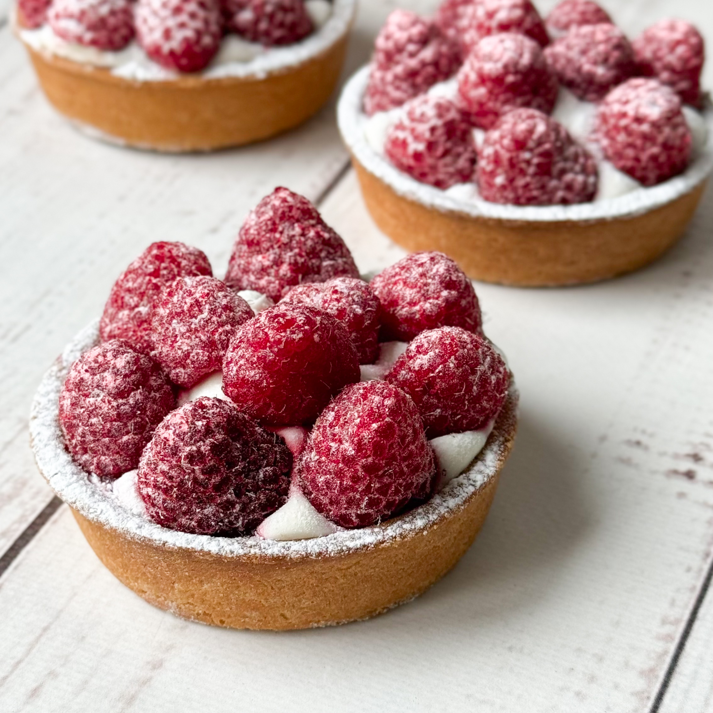 Заварной крем, взбитые сливки и спелая малина в корзиночке из песочного теста. изображение 2