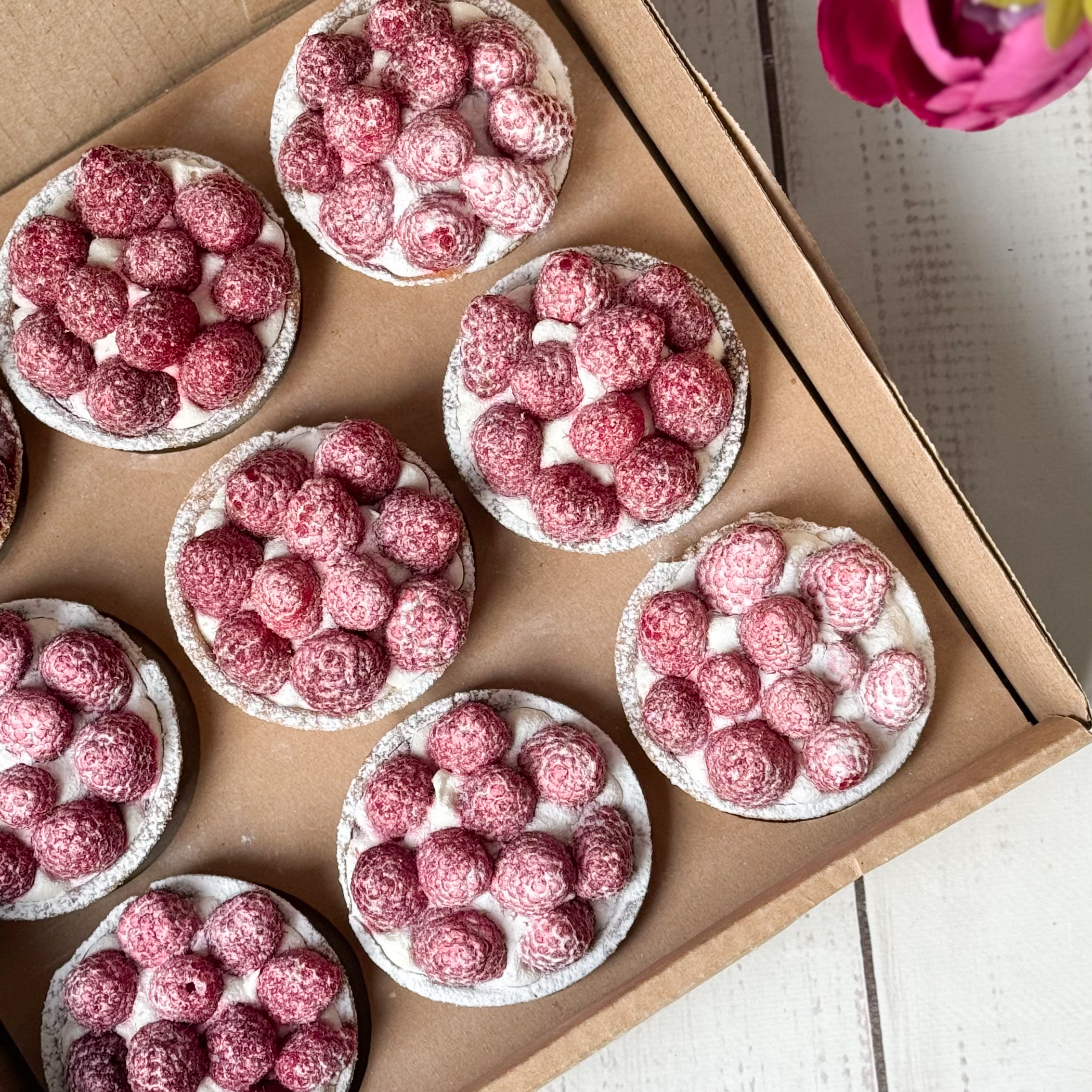 Заварной крем, взбитые сливки и спелая малина в корзиночке из песочного теста. изображение 3