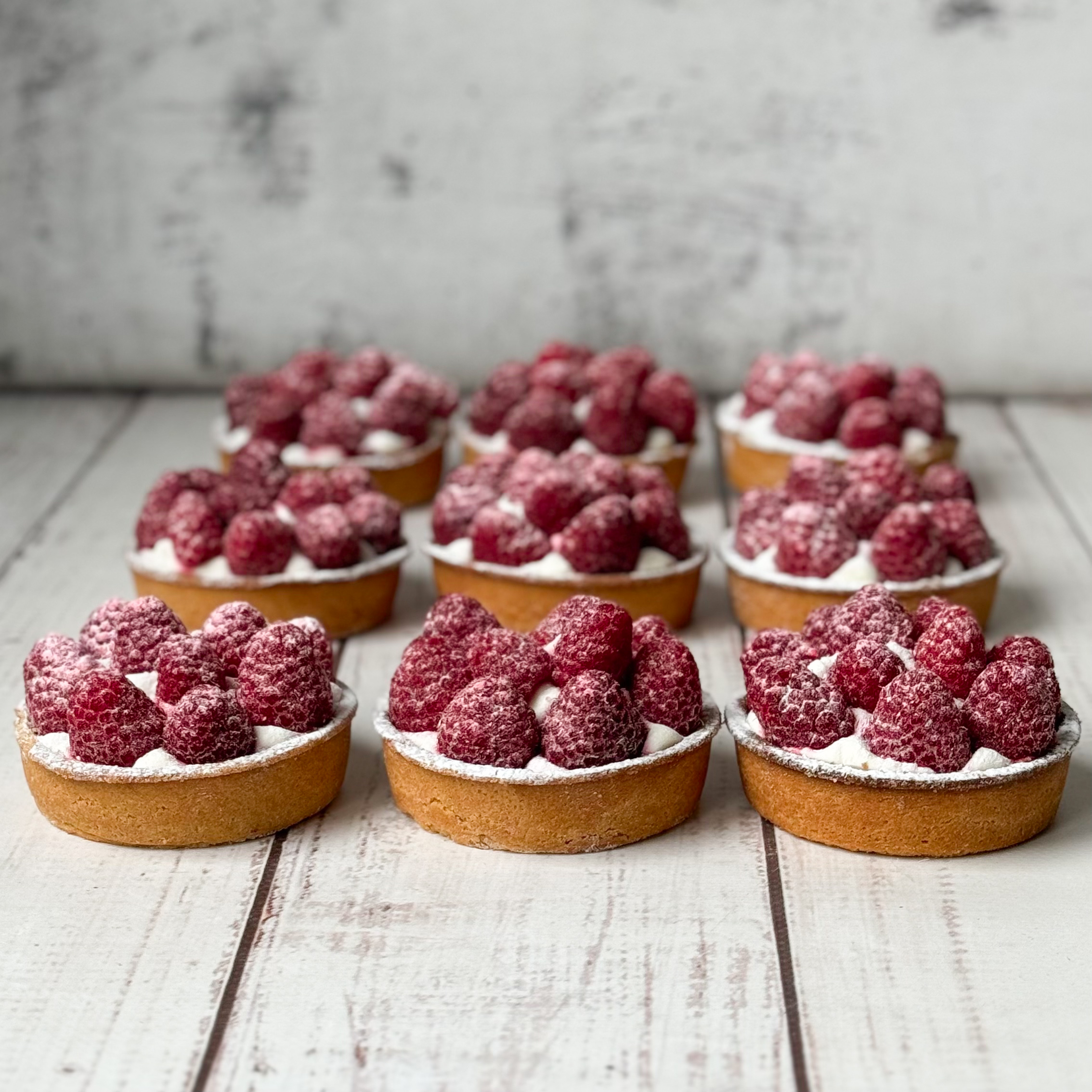 Заварной крем, взбитые сливки и спелая малина в корзиночке из песочного теста. изображение 4