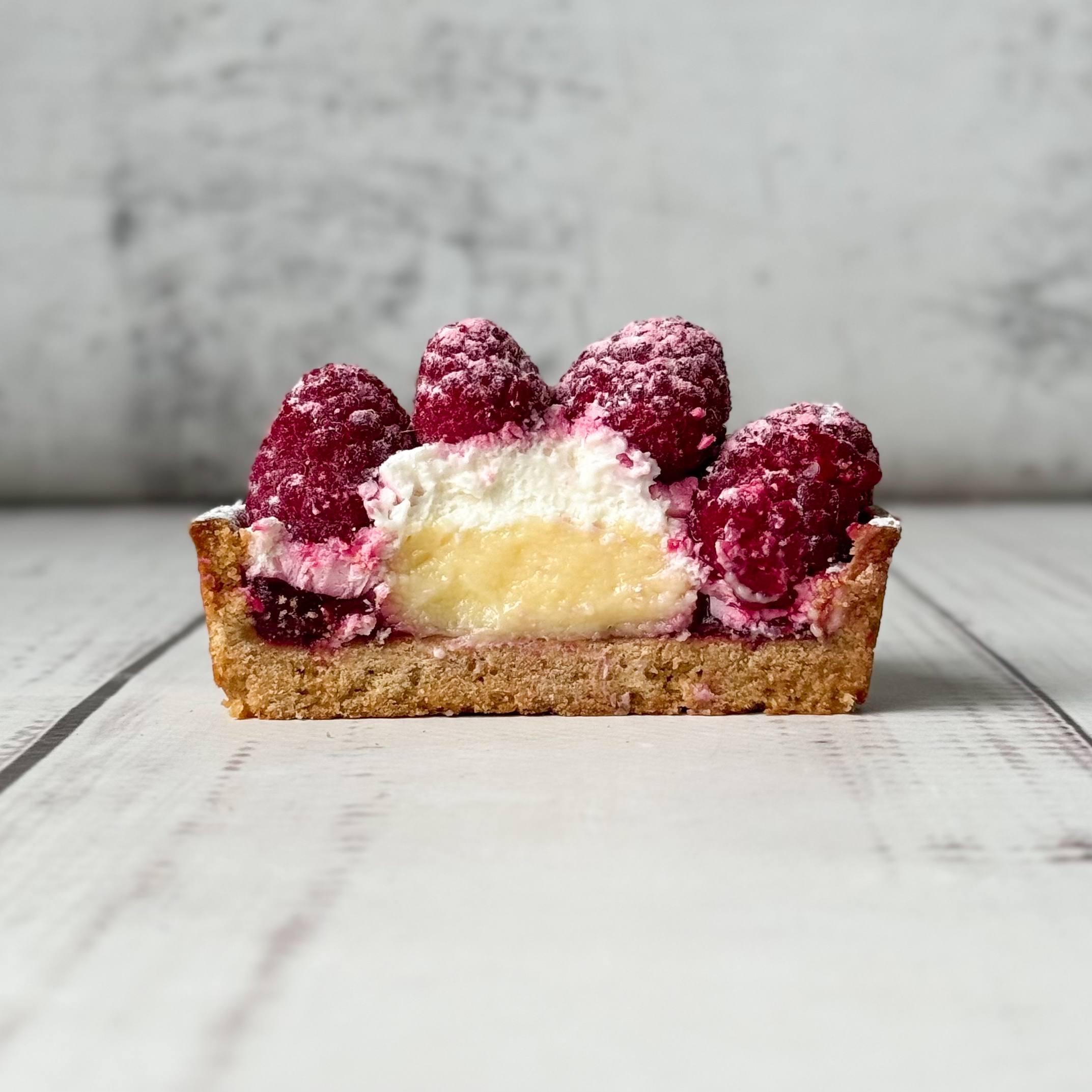 Заварной крем, взбитые сливки и спелая малина в корзиночке из песочного теста. изображение 2