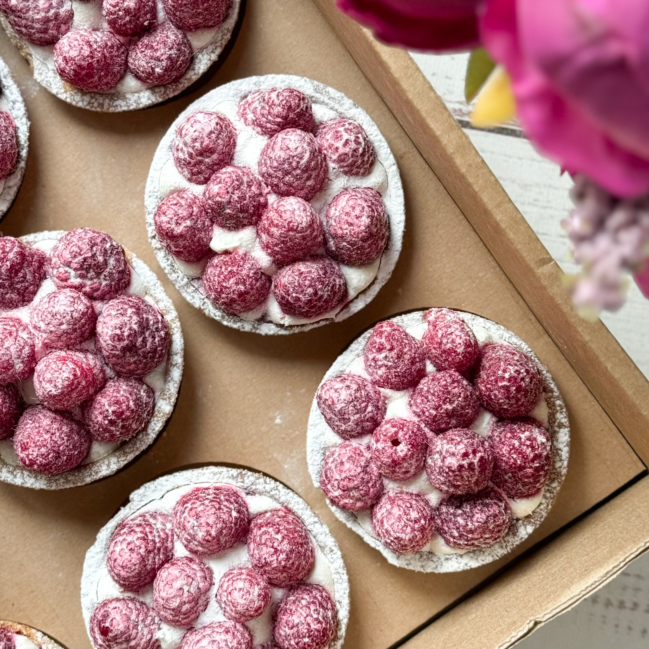 Заварной крем, взбитые сливки и спелая малина в корзиночке из песочного теста. изображение 6