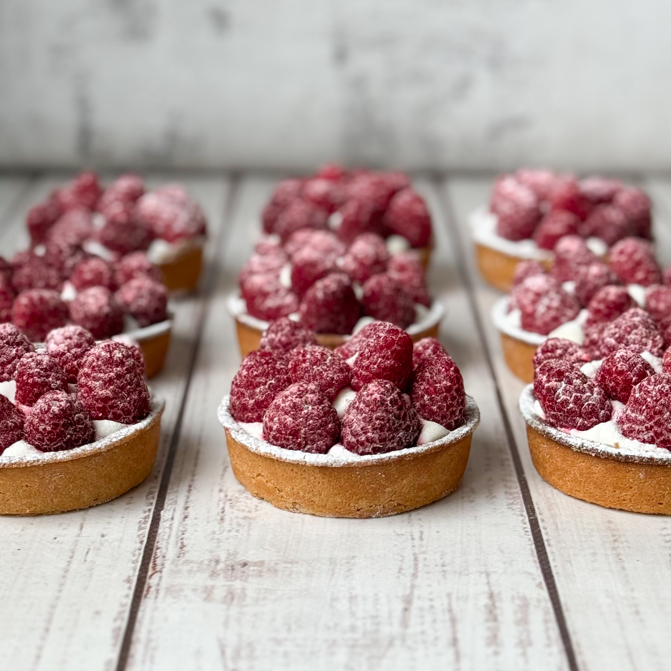 Заварной крем, взбитые сливки и спелая малина в корзиночке из песочного теста. изображение 7