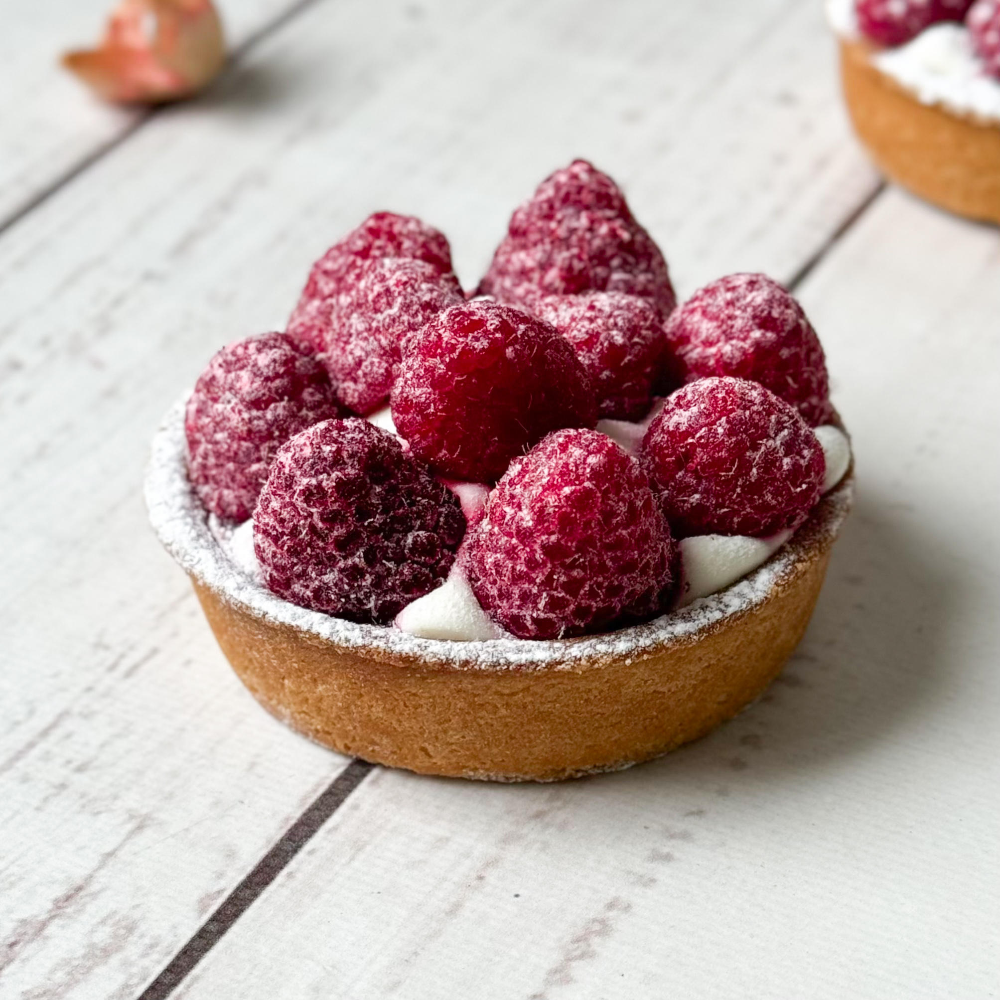 Заварной крем, взбитые сливки и спелая малина в корзиночке из песочного теста. изображение 8