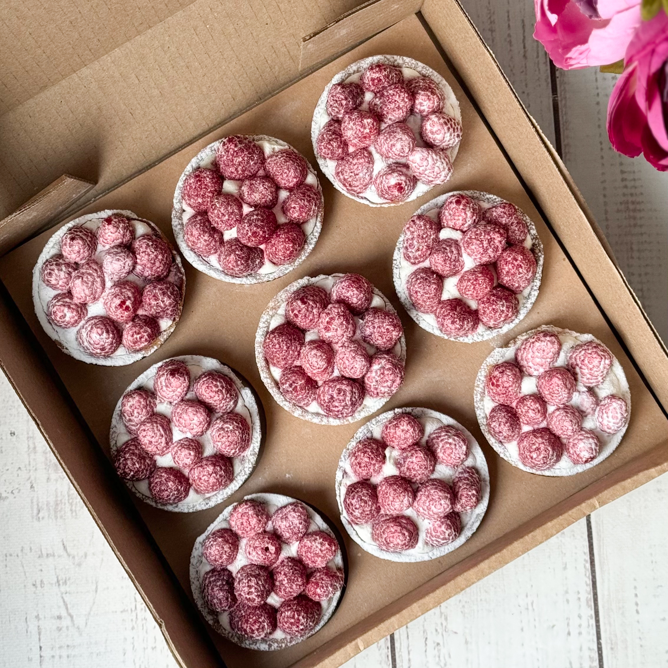 Заварной крем, взбитые сливки и спелая малина в корзиночке из песочного теста. изображение 9