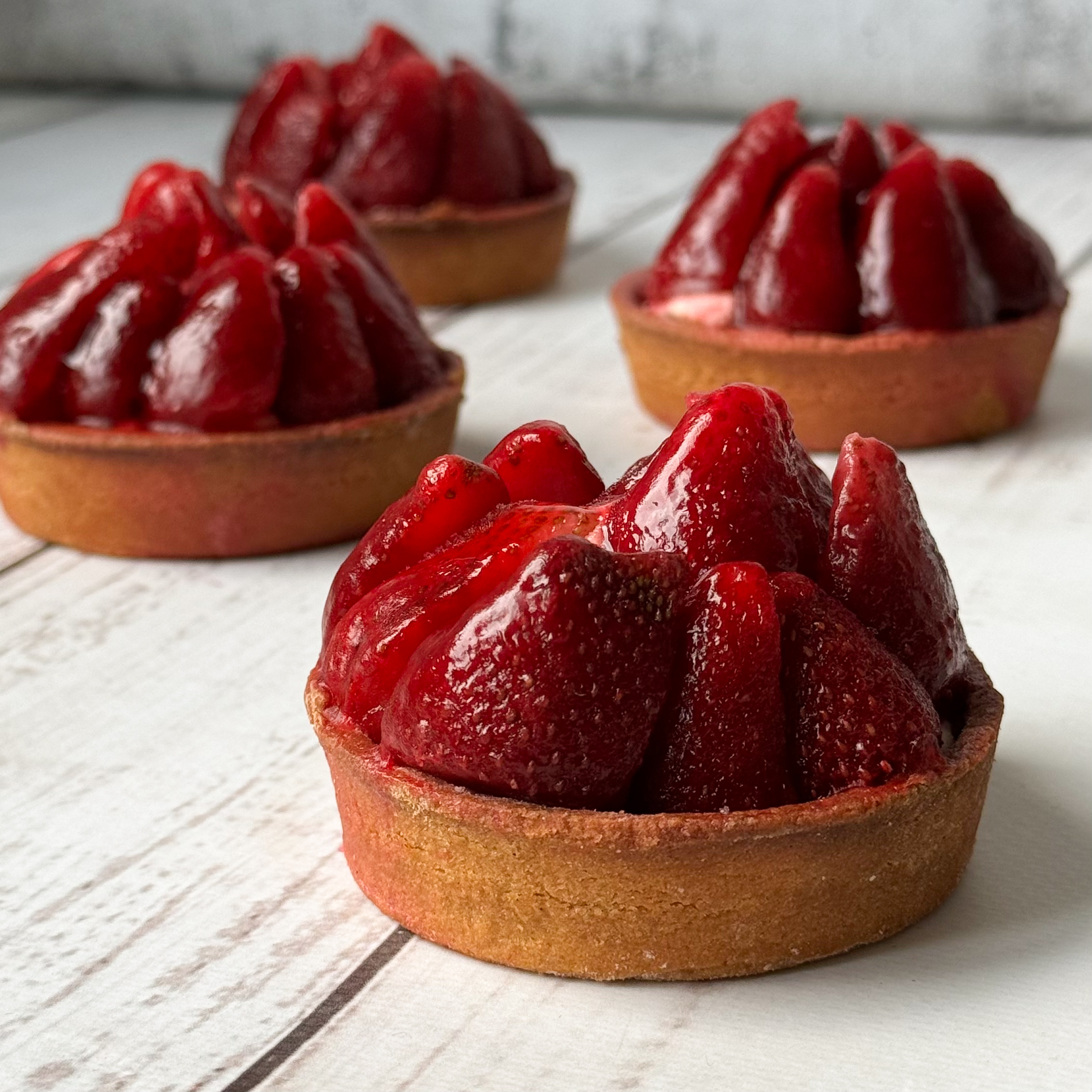 Отборная свежая клубника, выращенная под солнцем в естественных климатических условиях, наполненная витаминами, крем на основе взбитых сливок в корзиночке из песочного теста изображение 2