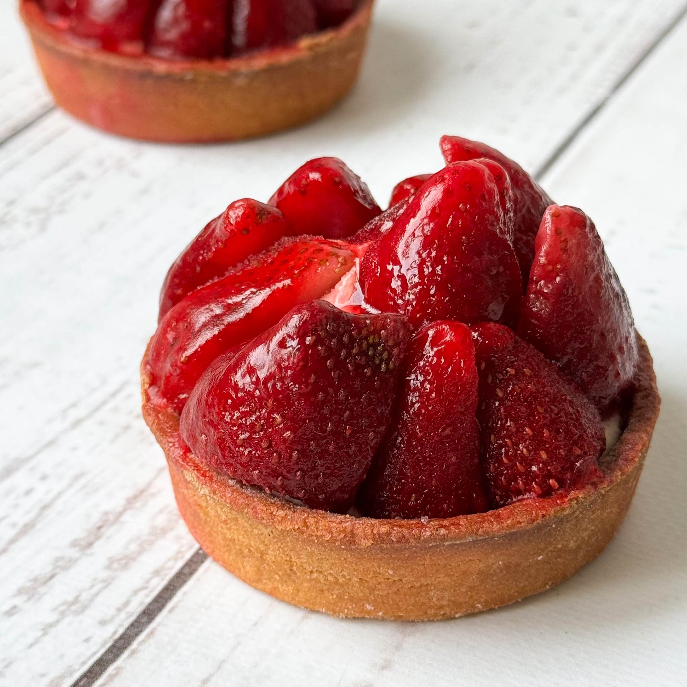 Отборная свежая клубника, выращенная под солнцем в естественных климатических условиях, наполненная витаминами, крем на основе взбитых сливок в корзиночке из песочного теста изображение 4