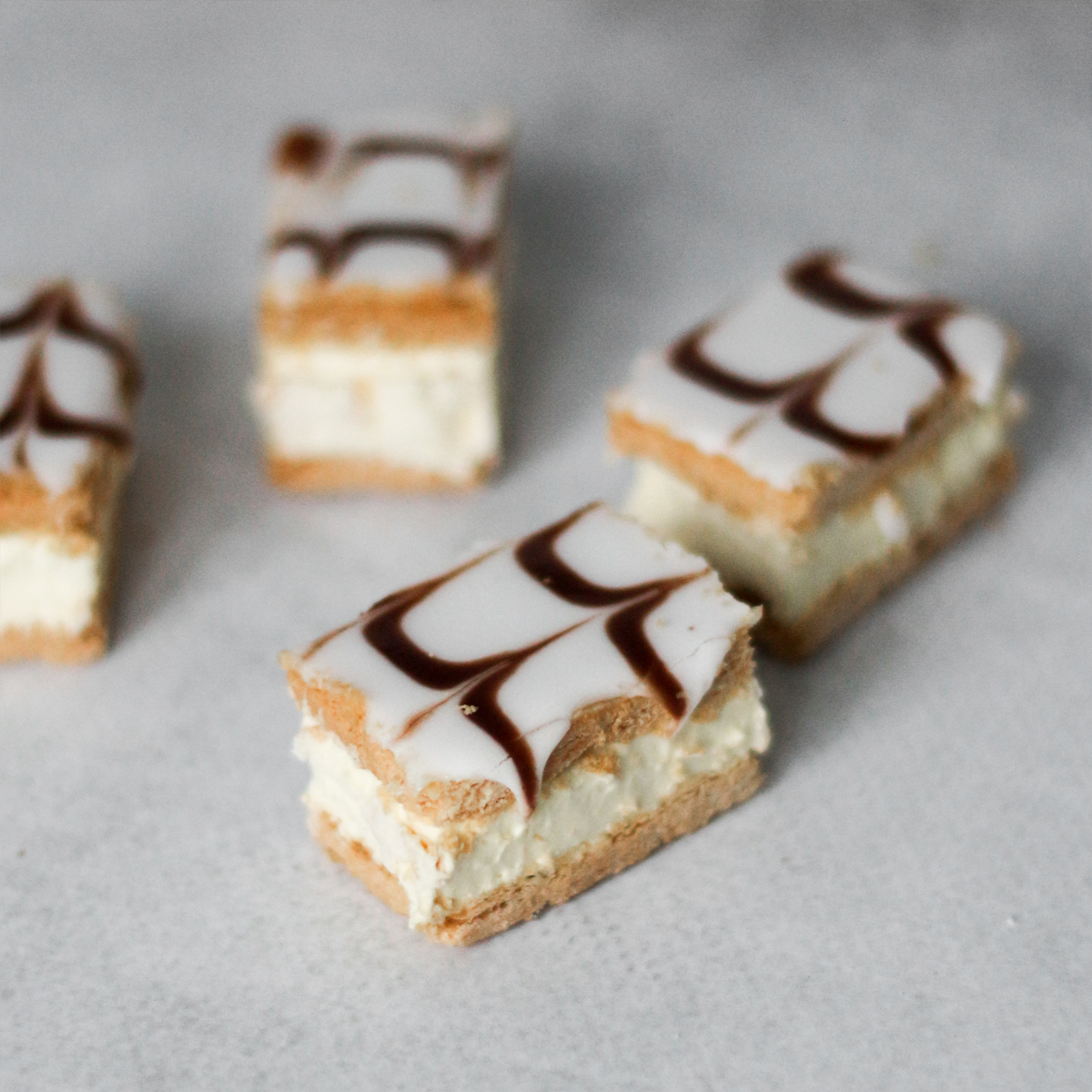 Слоеное пирожное с густым нежным кремом изображение 2