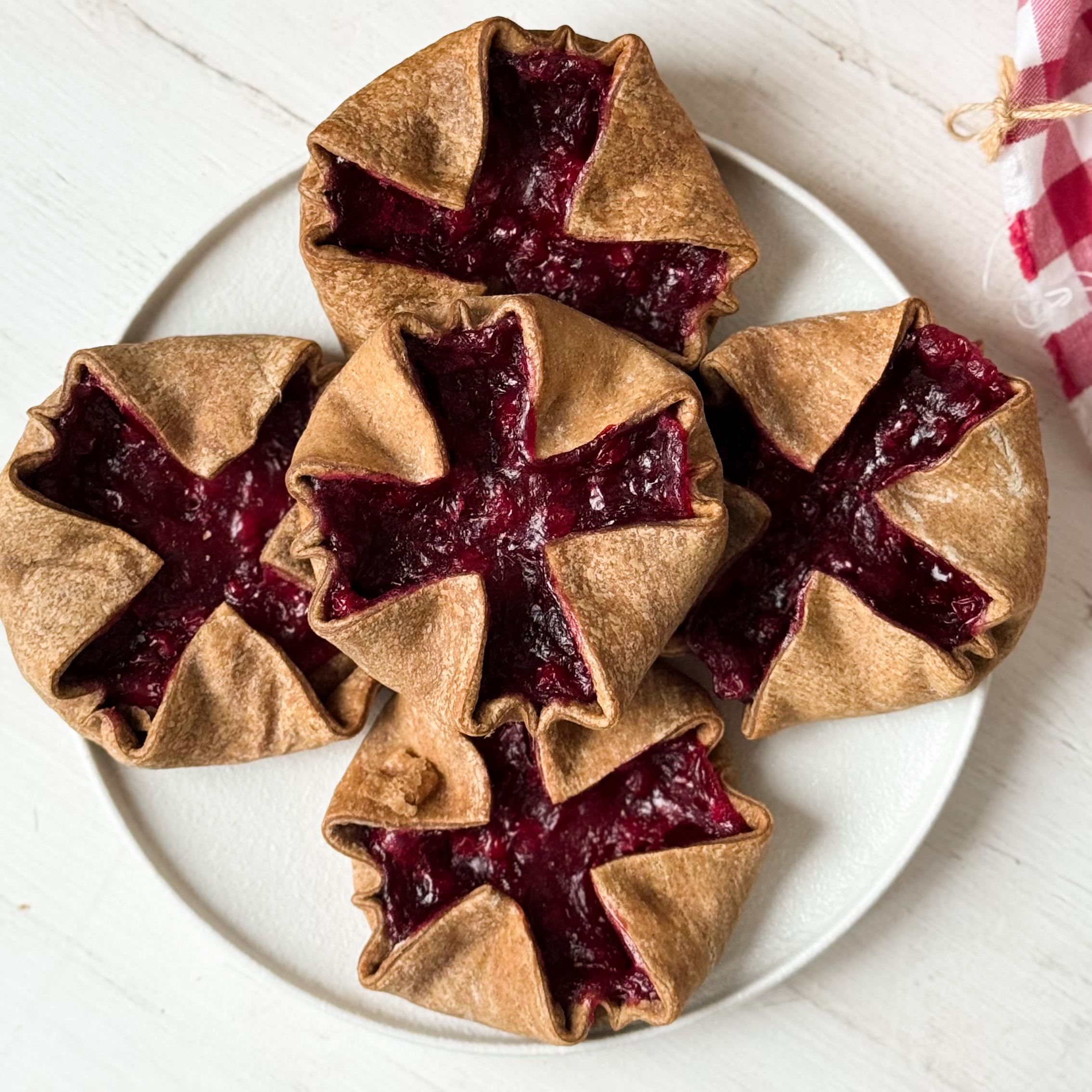 Пирожок карельский с брусникой изображение 3