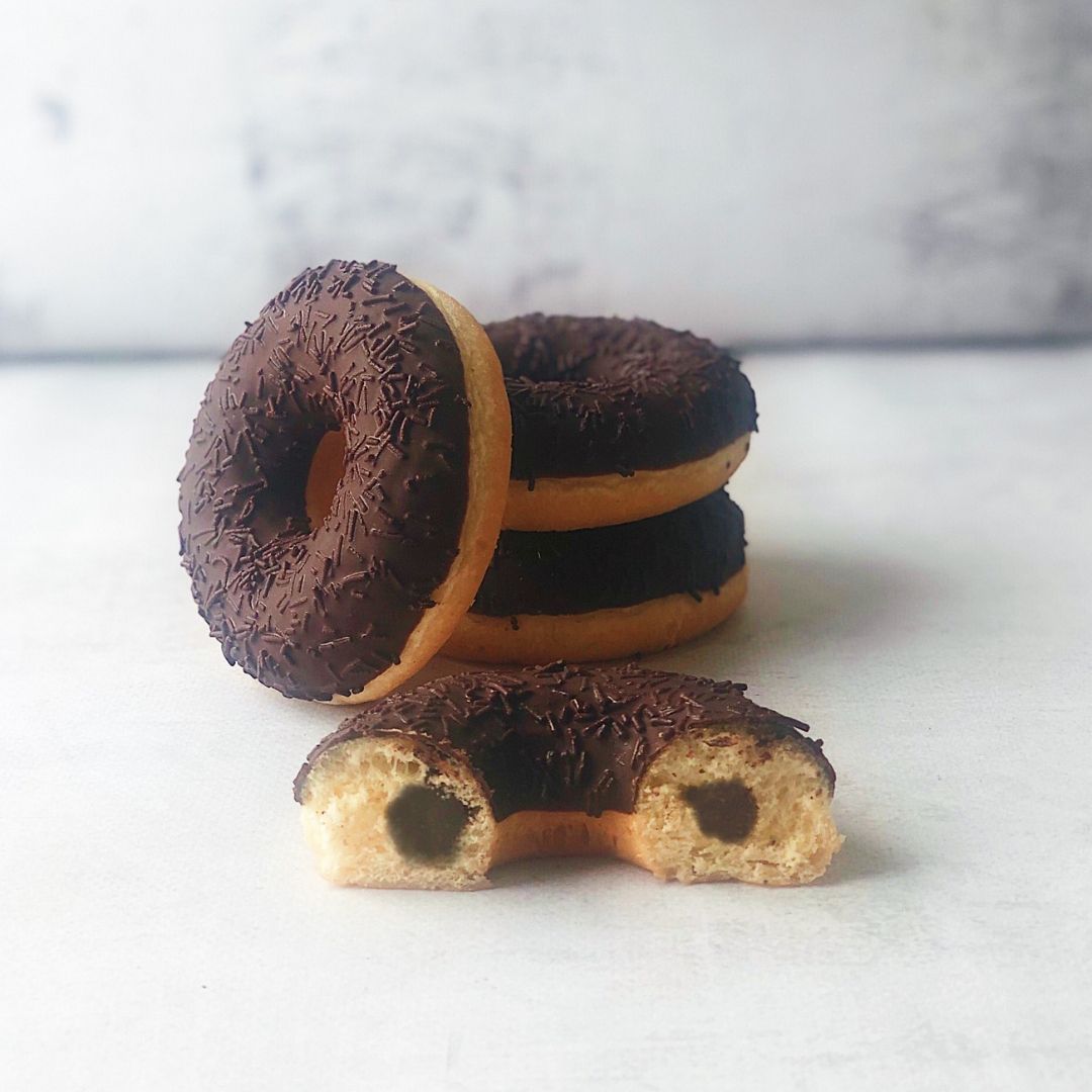 Пончик с шоколадной начинкой, шоколадной кондитерской глазурью и шоколадной посыпкой изображение 1