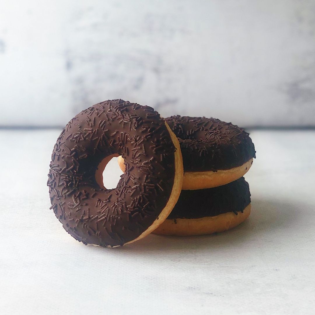 Пончик с шоколадной начинкой, шоколадной кондитерской глазурью и шоколадной посыпкой изображение 2