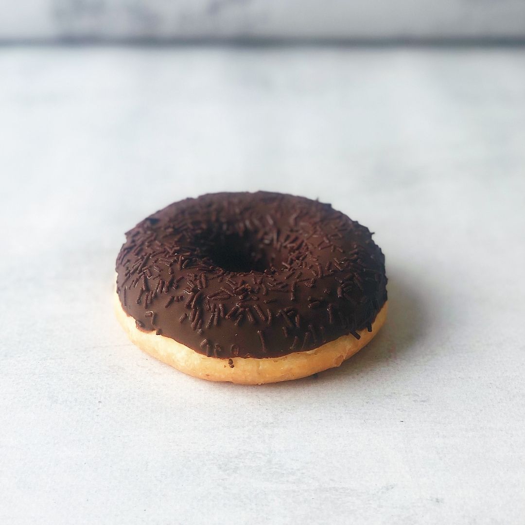 Пончик с шоколадной начинкой, шоколадной кондитерской глазурью и шоколадной посыпкой изображение 4
