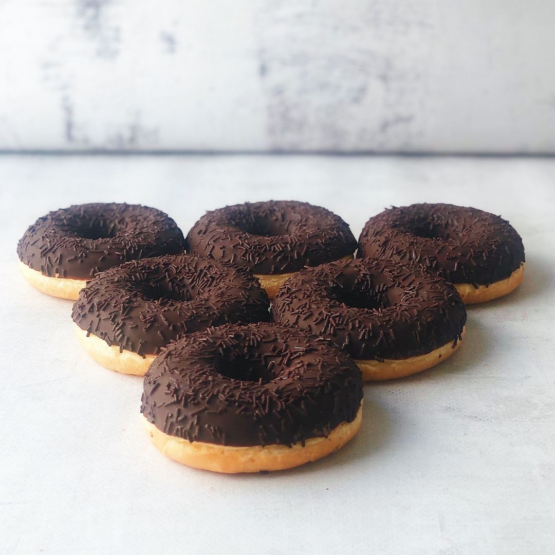 Пончик с шоколадной начинкой, шоколадной кондитерской глазурью и шоколадной посыпкой изображение 5