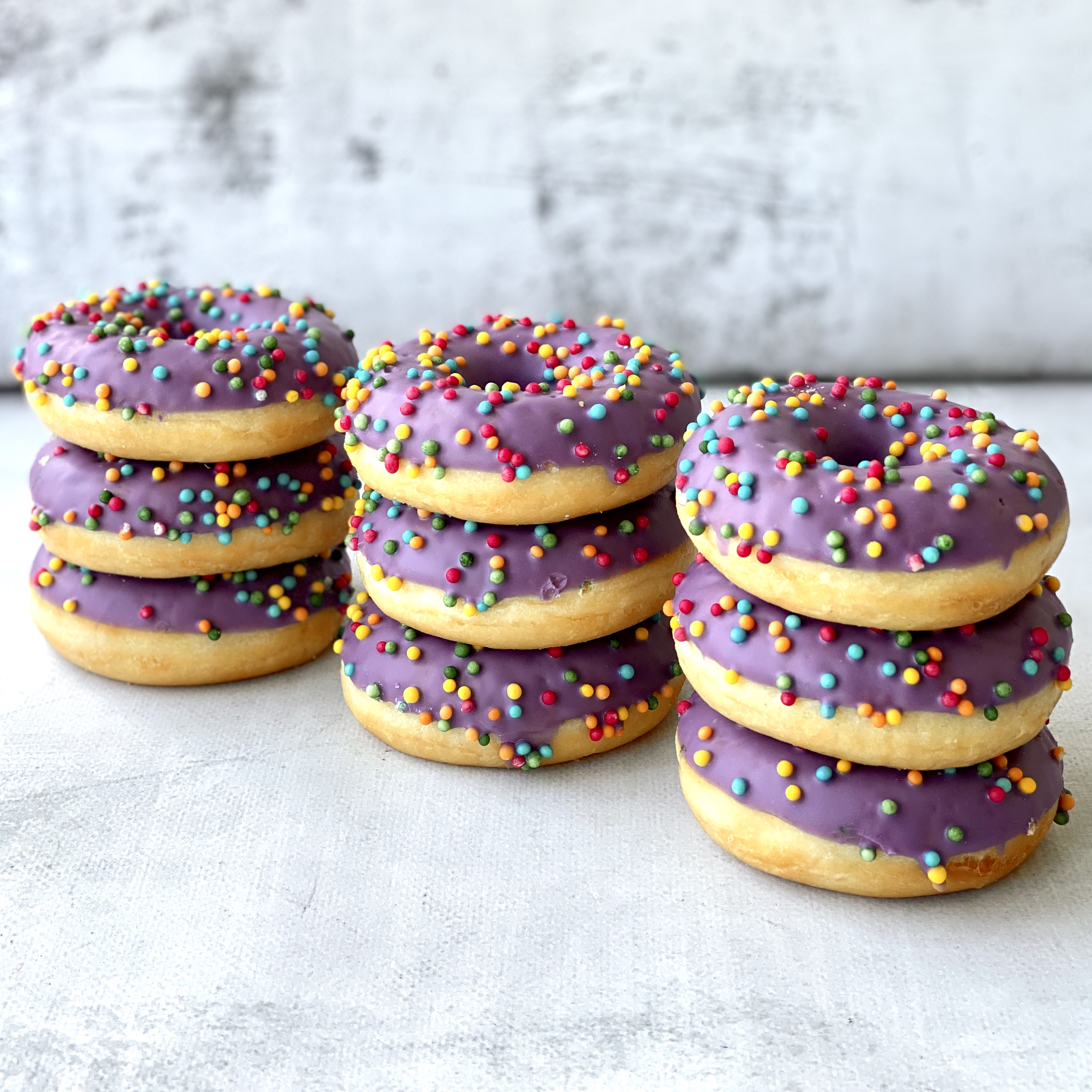 Пончик с черничной начинкой в цветной глазури и хрустящими шариками изображение 2