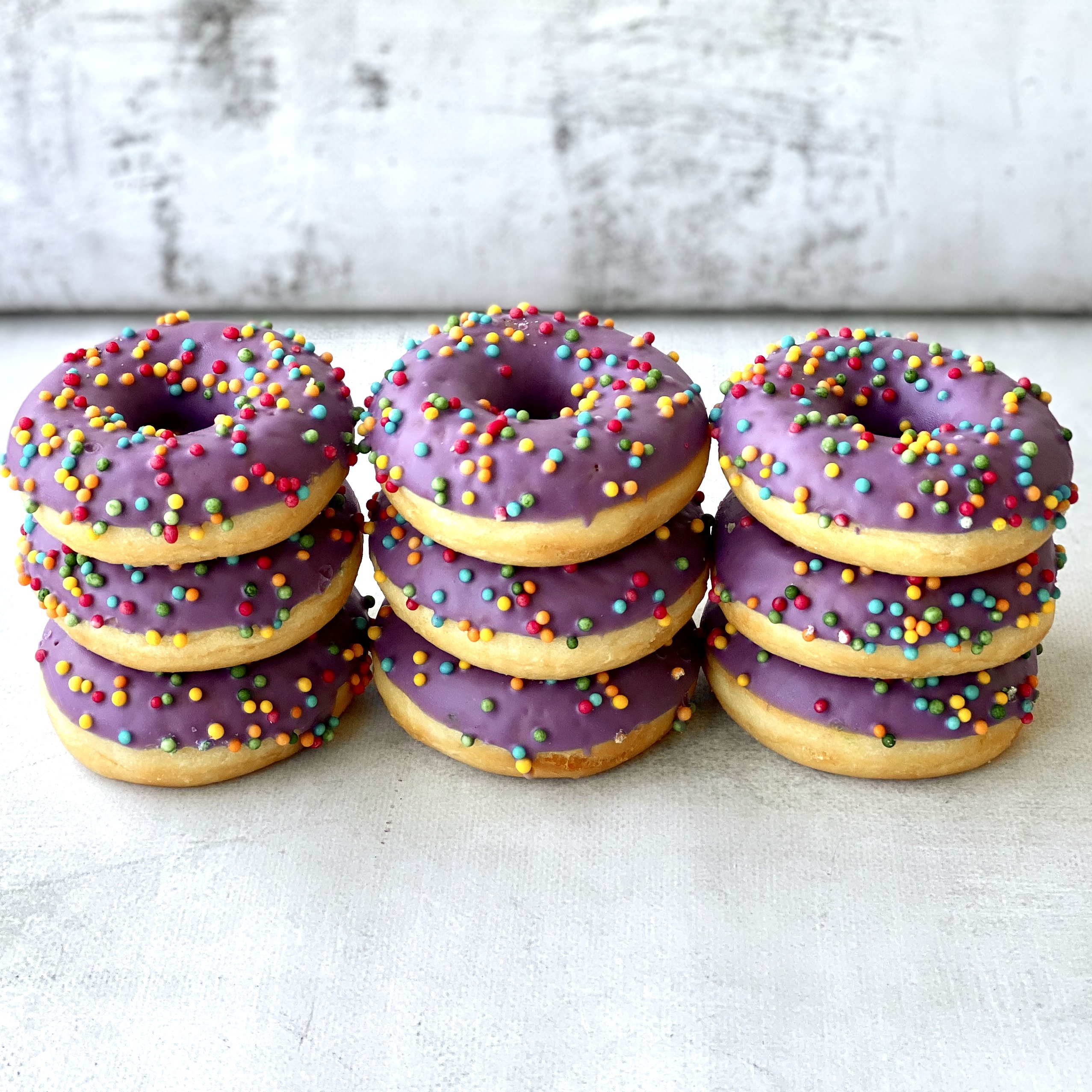 Пончик с черничной начинкой в цветной глазури и хрустящими шариками изображение 4