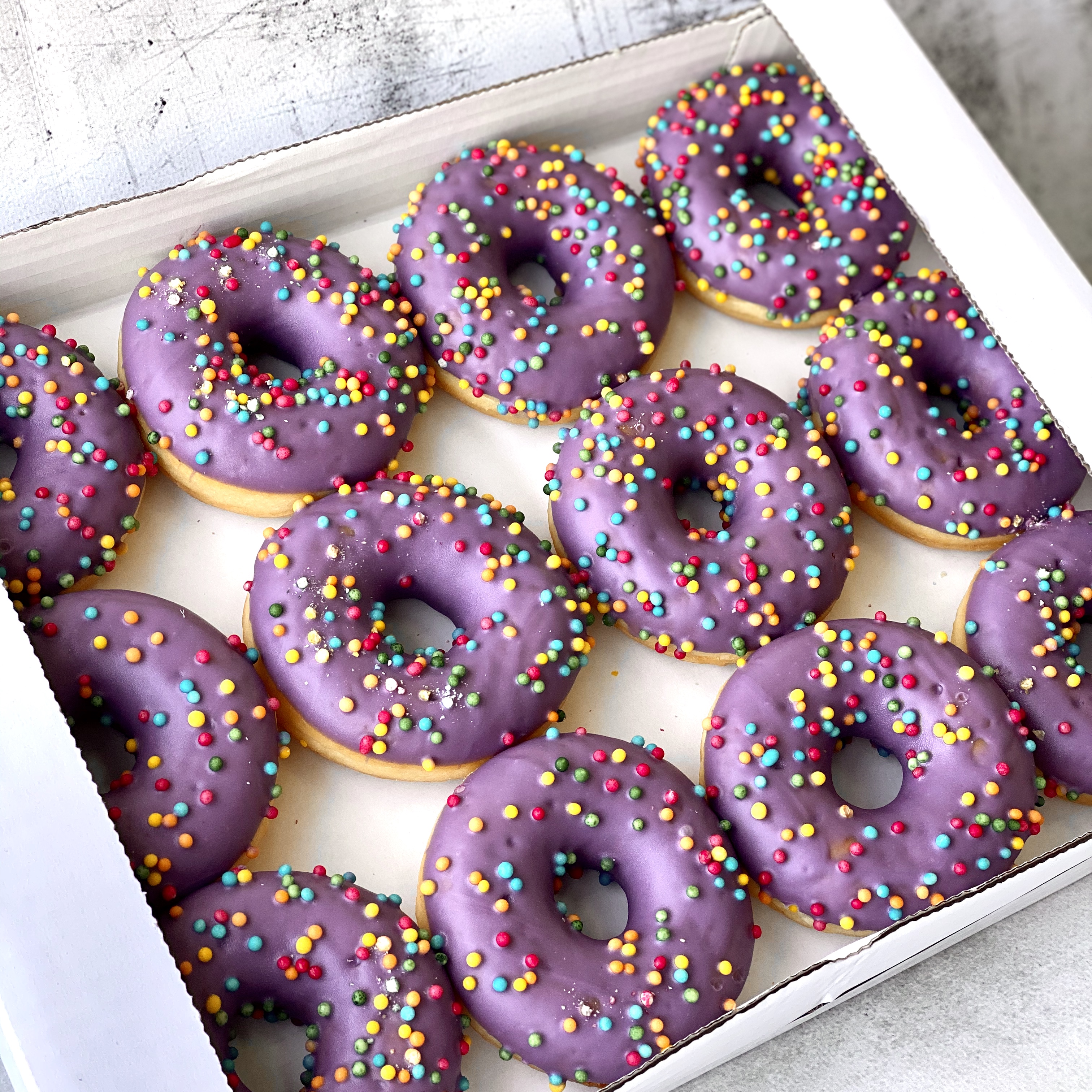 Пончик с черничной начинкой в цветной глазури и хрустящими шариками изображение 5