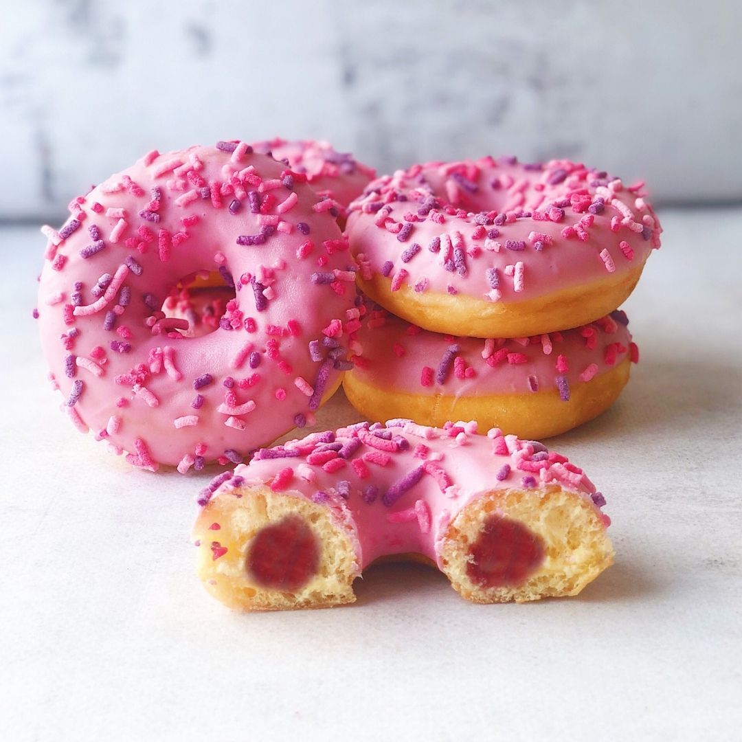 Пончик с начинкой из пюре малины, клюквы, черники с розовой глазурью и розовой посыпкой изображение 1