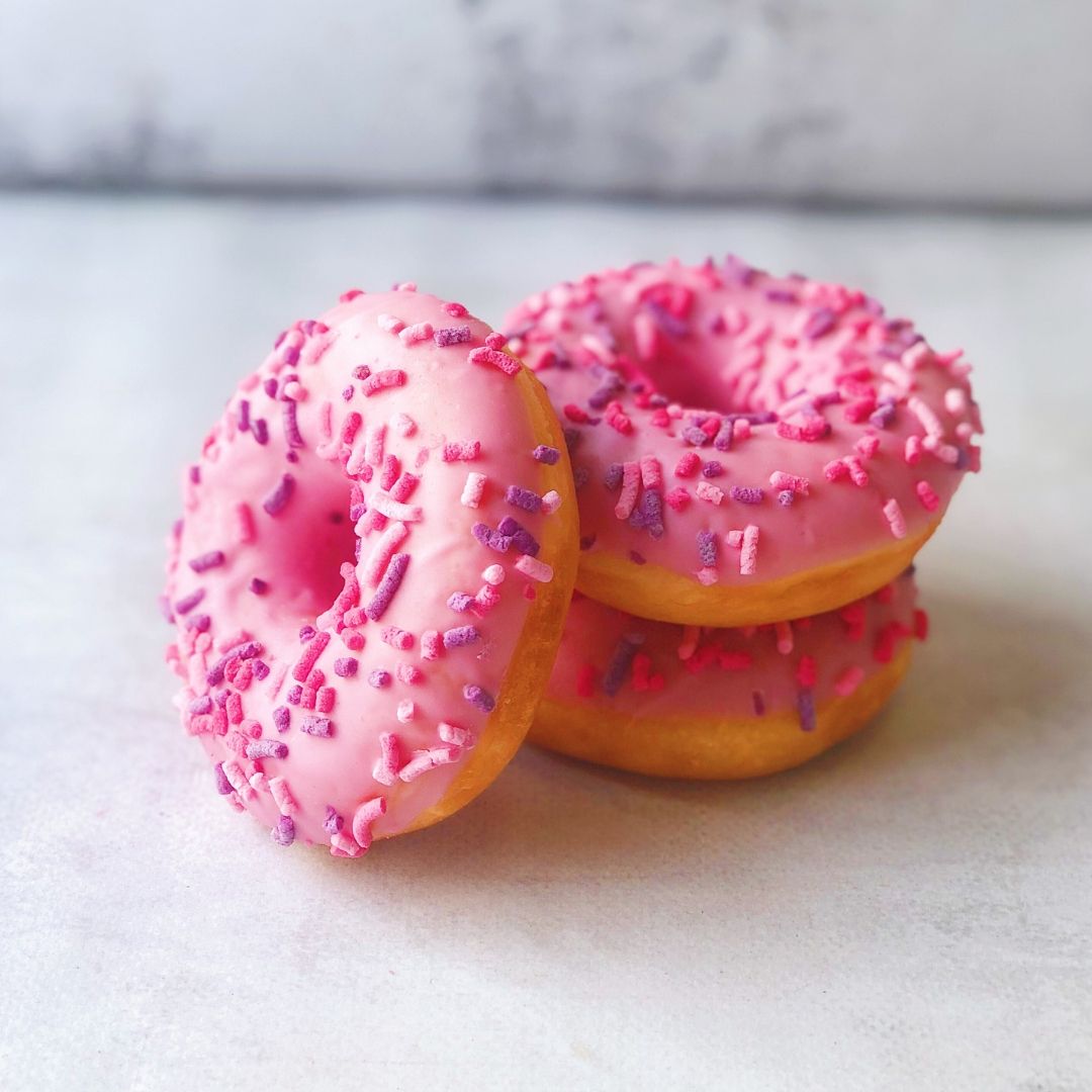 Пончик с начинкой из пюре малины, клюквы, черники с розовой глазурью и розовой посыпкой изображение 2
