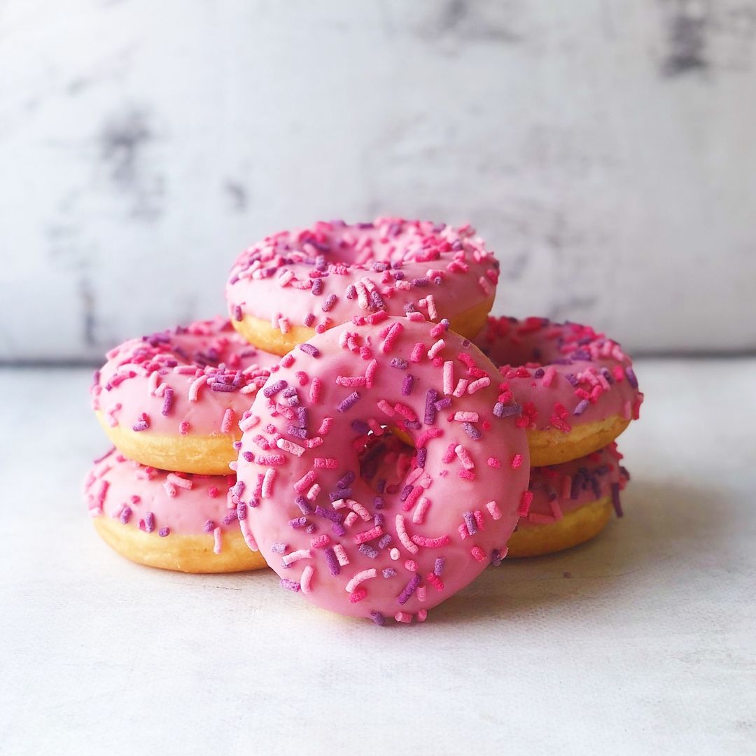 Пончик с начинкой из пюре малины, клюквы, черники с розовой глазурью и розовой посыпкой изображение 3