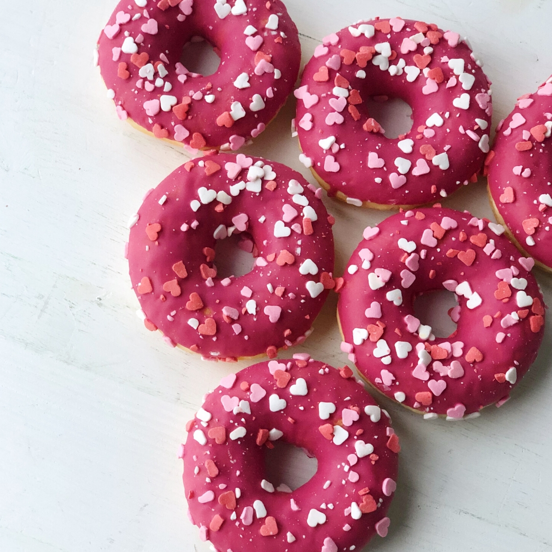 Пончик с клубничной начинкой, розовой глазурью и посыпкой в виде сердечек изображение 3