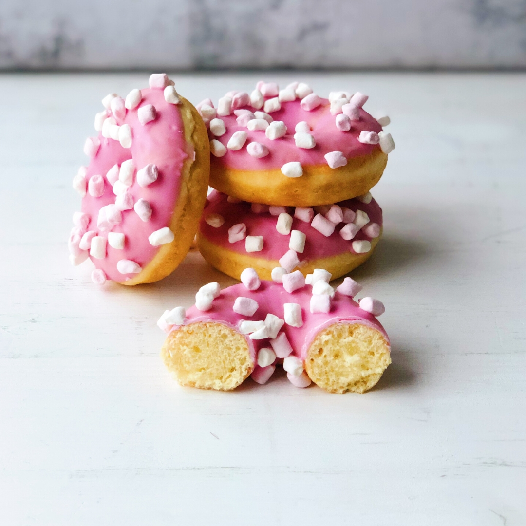 Пончик с кондитерской розовой глазурью и маршмеллоу изображение 1