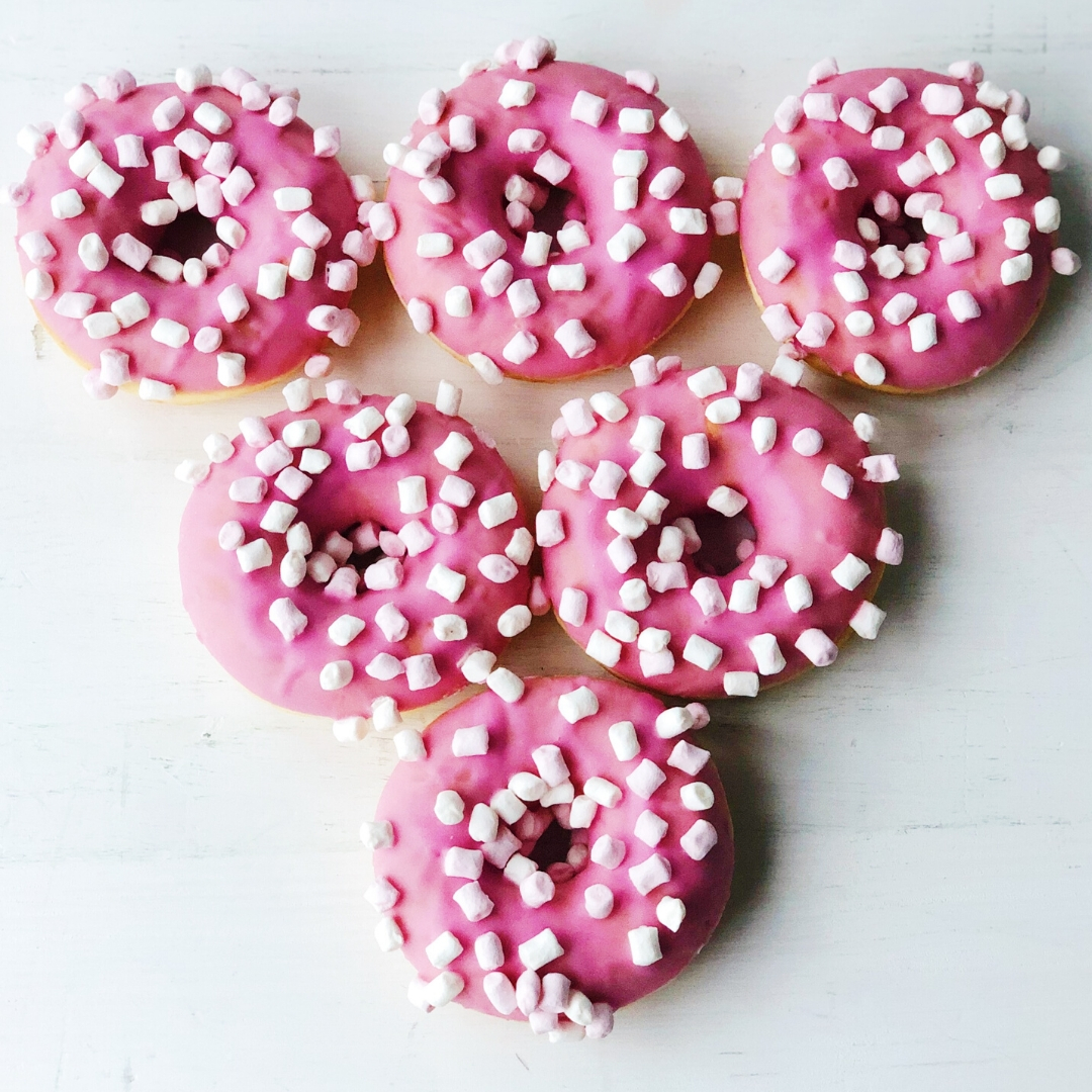 Пончик с кондитерской розовой глазурью и маршмеллоу изображение 2