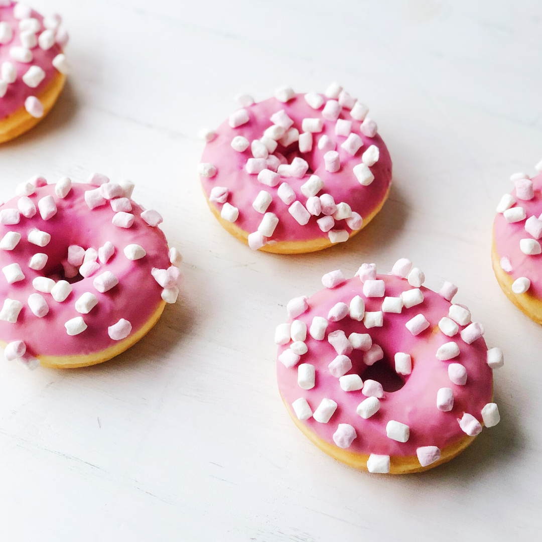 Пончик с кондитерской розовой глазурью и маршмеллоу изображение 6