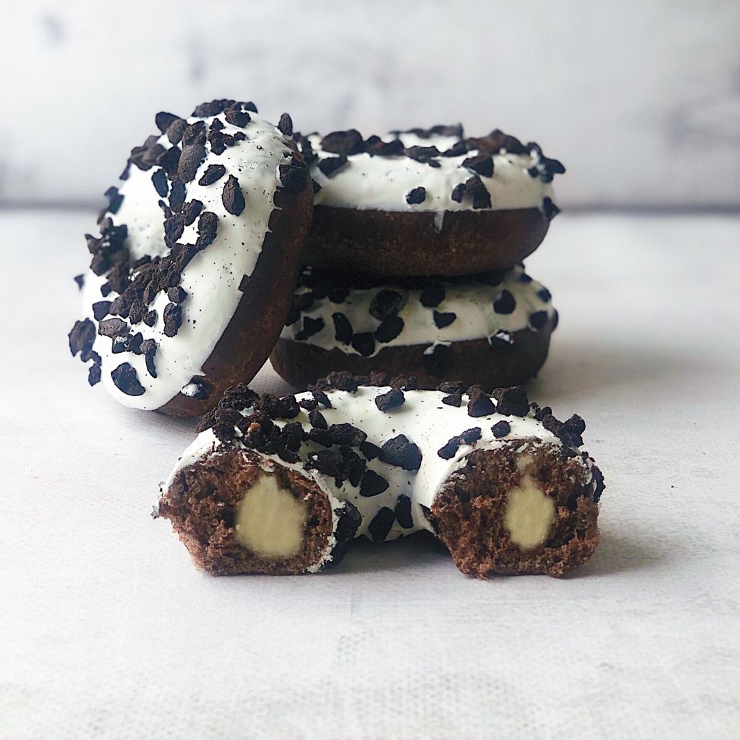  Пончик c ванильной начинкой, белой глазурью и кусочками печенья. изображение 1