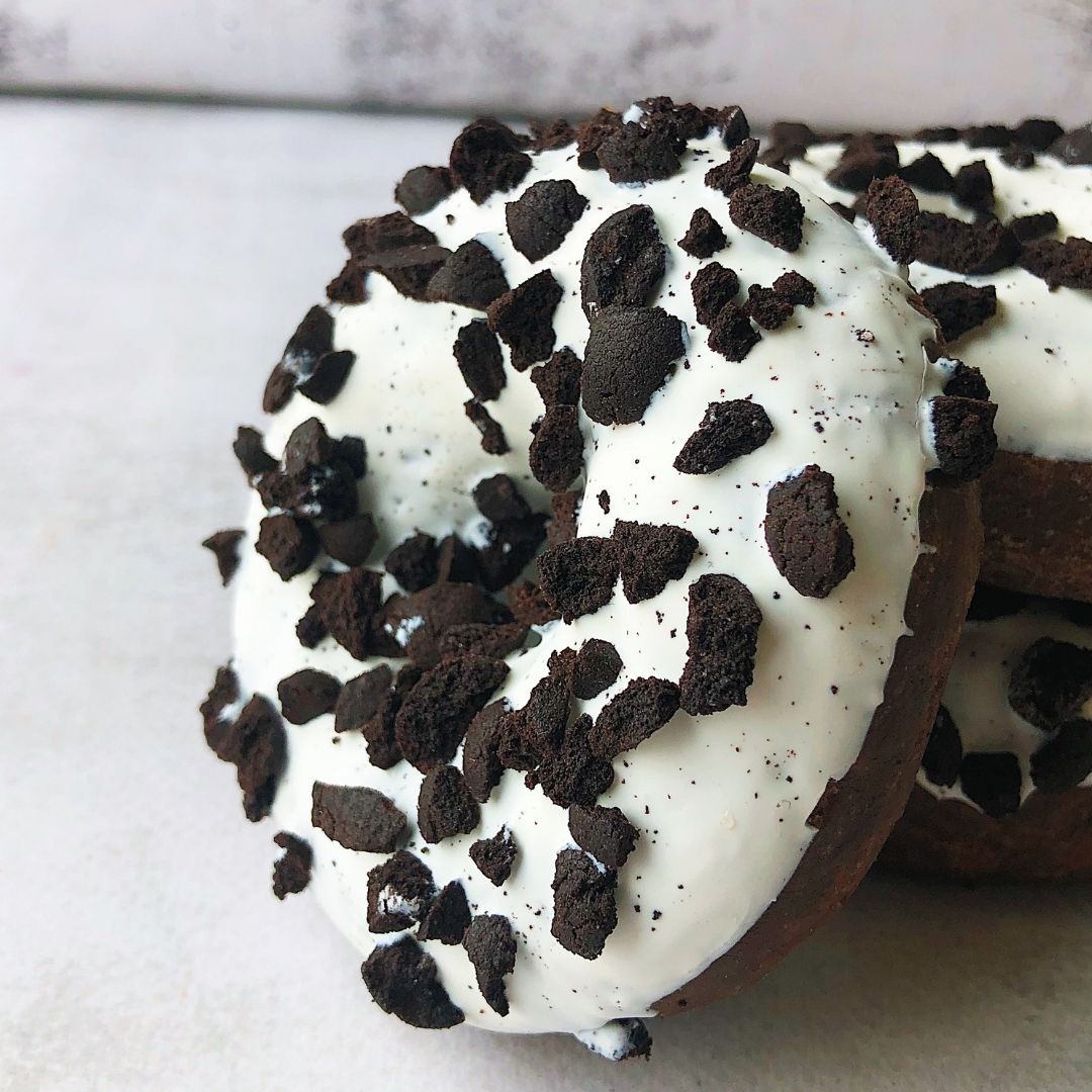  Пончик c ванильной начинкой, белой глазурью и кусочками печенья. изображение 2