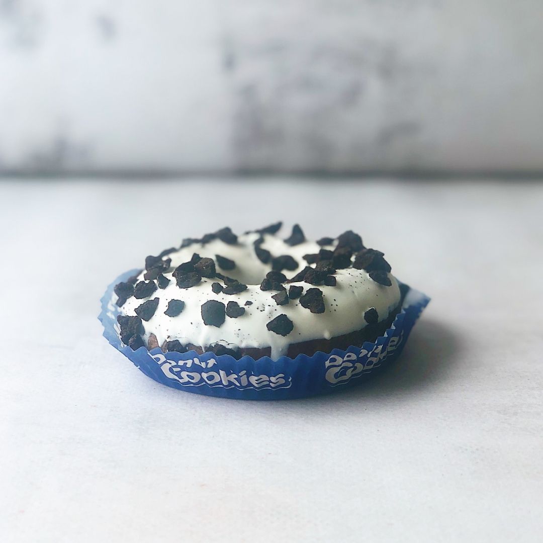  Пончик c ванильной начинкой, белой глазурью и кусочками печенья. изображение 3