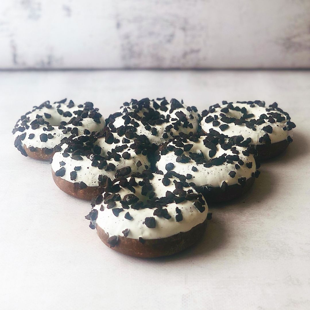  Пончик c ванильной начинкой, белой глазурью и кусочками печенья. изображение 5