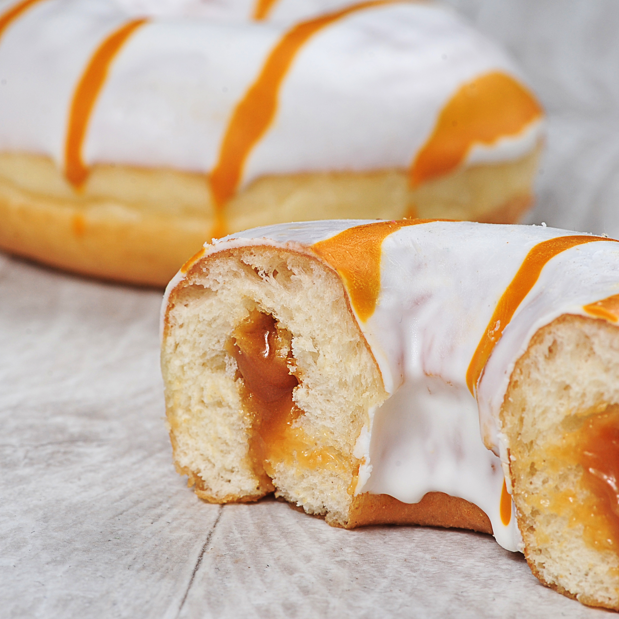 Пончик с карамельной начинкой и белой глазурью  изображение 1