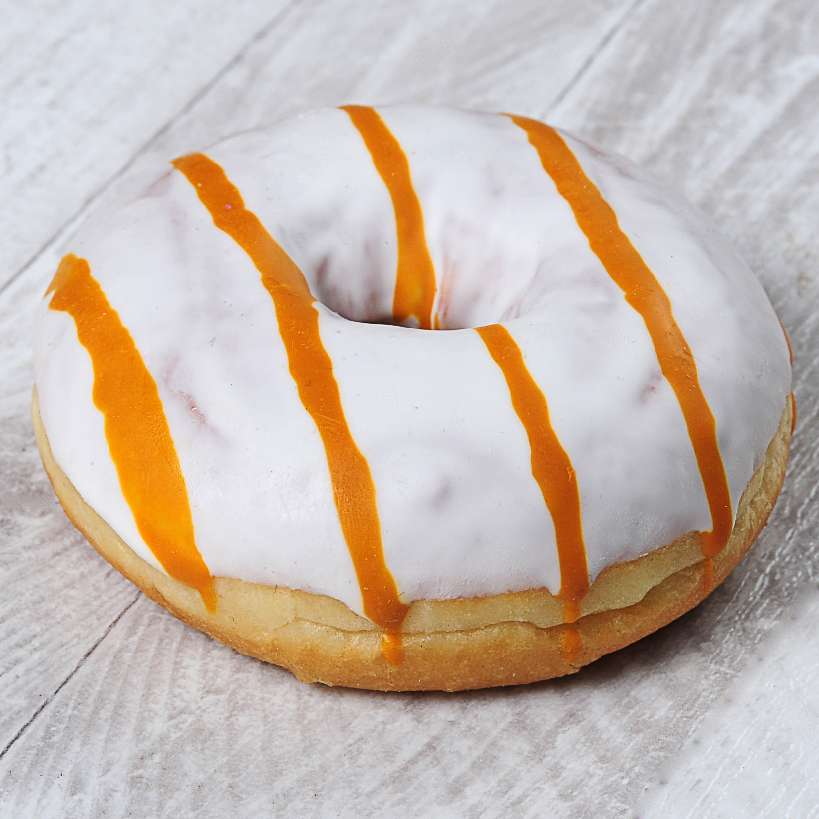 Пончик с карамельной начинкой и белой глазурью  изображение 3