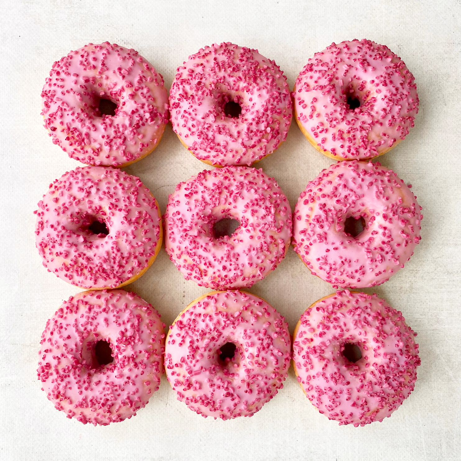 Пончик-донатс с малиновой начинкой, кондитерской розовой глазурью с розовой посыпкой изображение 4