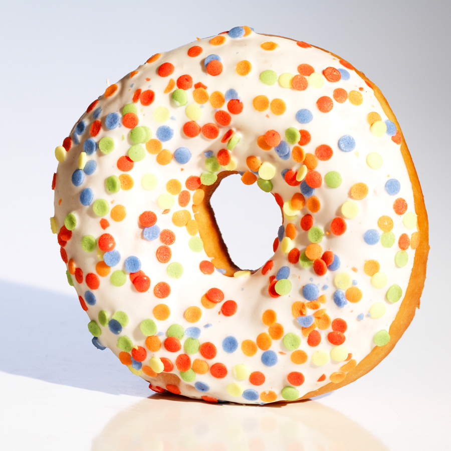 Пончики с белой глазурью и посыпкой конфетти изображение 1