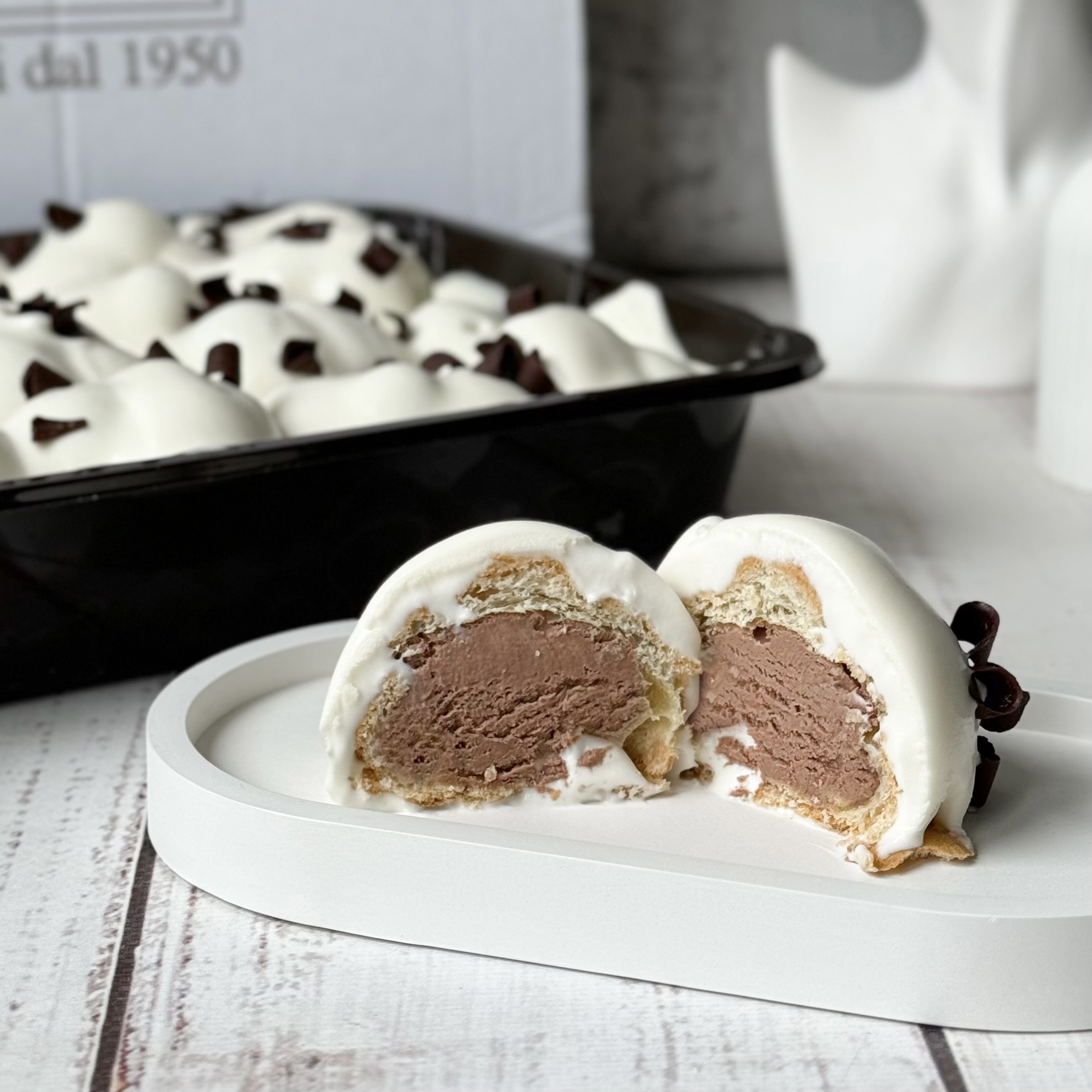 Большие профитроли с кремом из какао, в густом соусе из белого шоколада с посыпкой из темного шоколада изображение 2