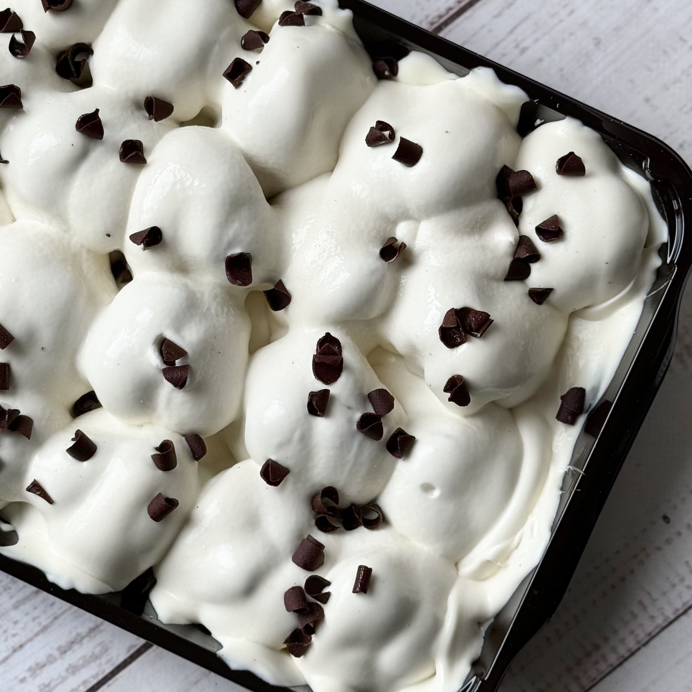 Большие профитроли с кремом из какао, в густом соусе из белого шоколада с посыпкой из темного шоколада изображение 4