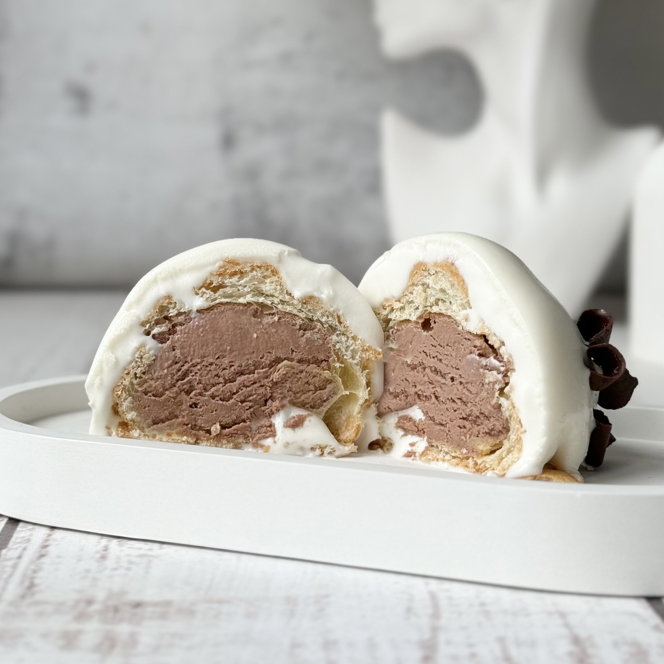 Большие профитроли с кремом из какао, в густом соусе из белого шоколада с посыпкой из темного шоколада изображение 5