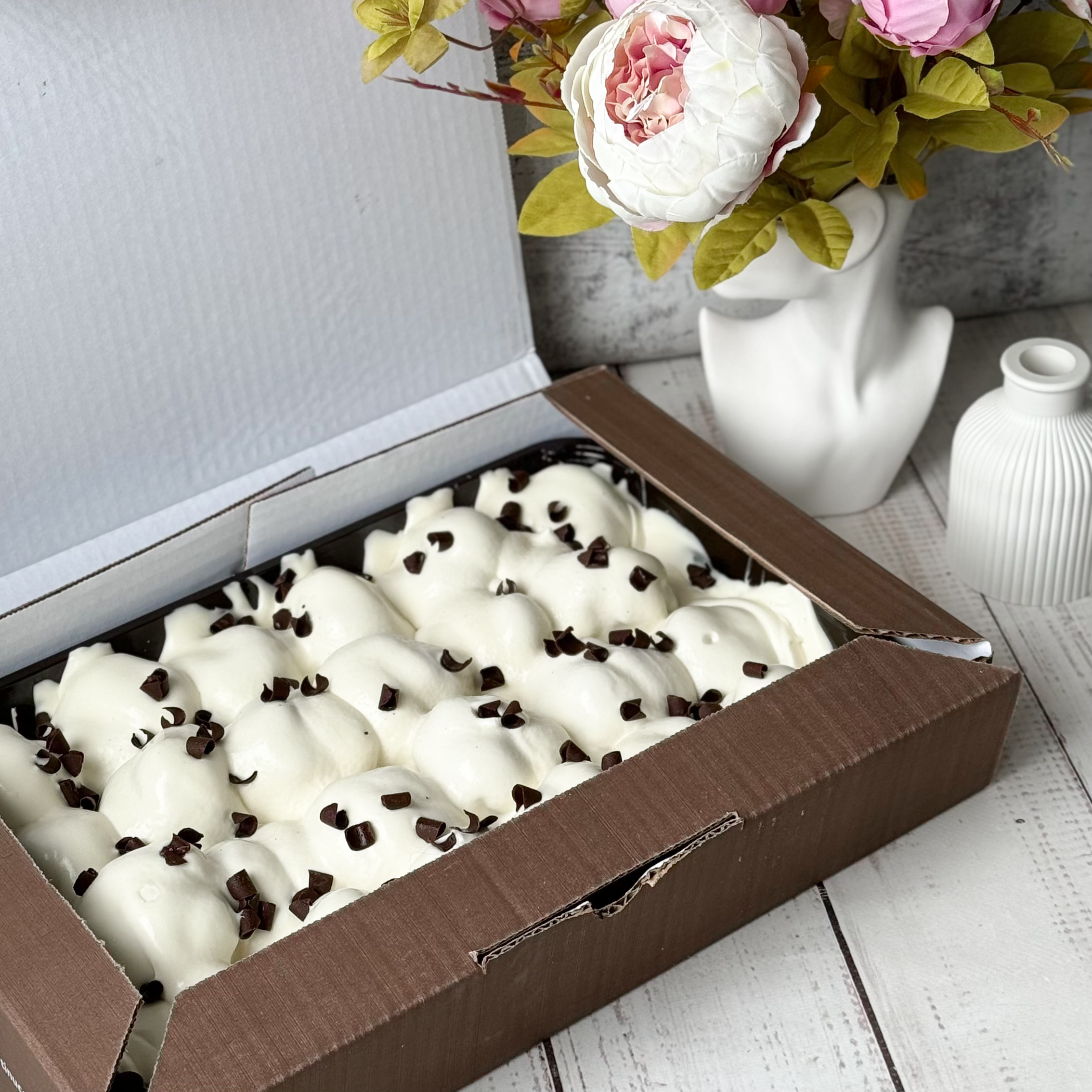 Большие профитроли с кремом из какао, в густом соусе из белого шоколада с посыпкой из темного шоколада изображение 6