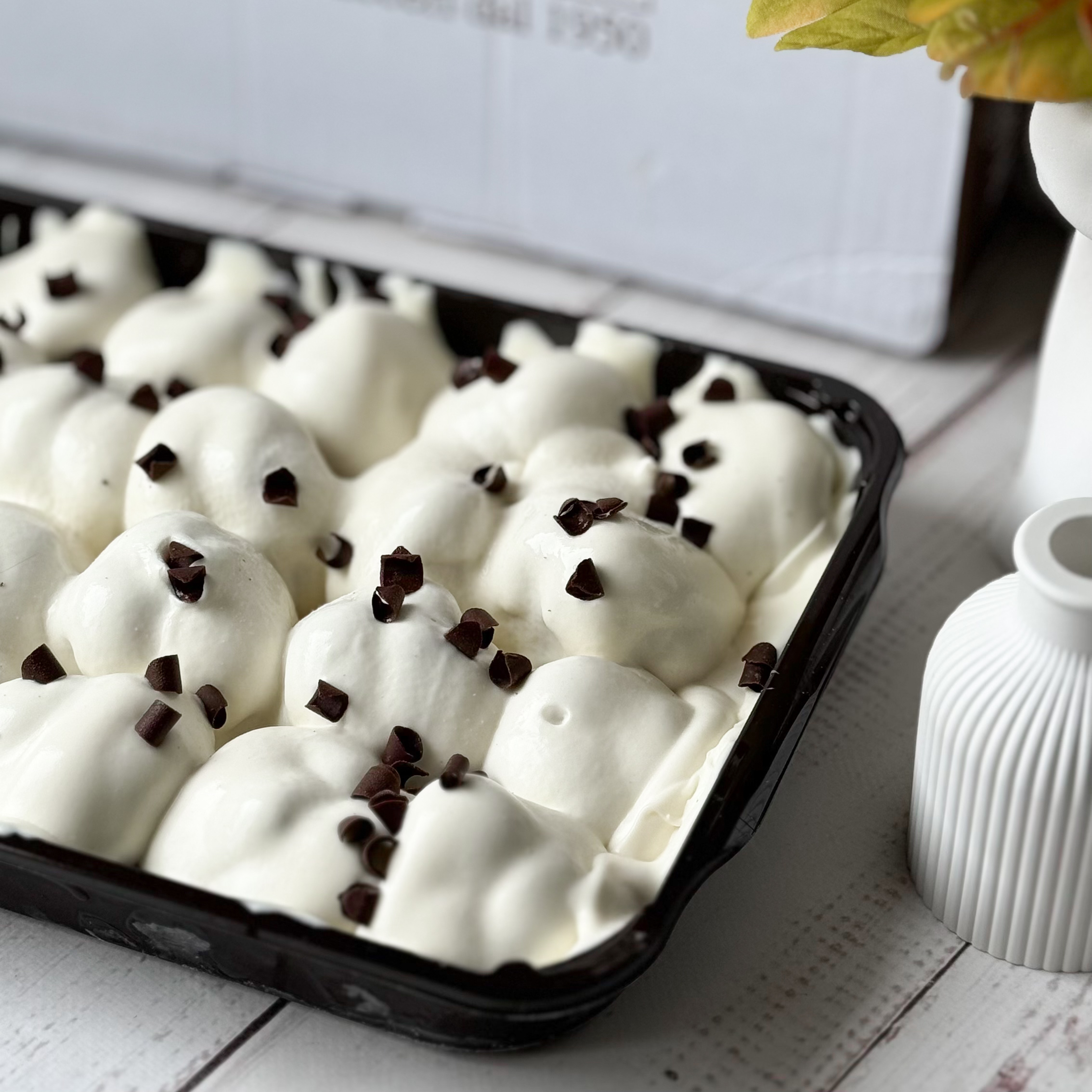 Большие профитроли с кремом из какао, в густом соусе из белого шоколада с посыпкой из темного шоколада изображение 7