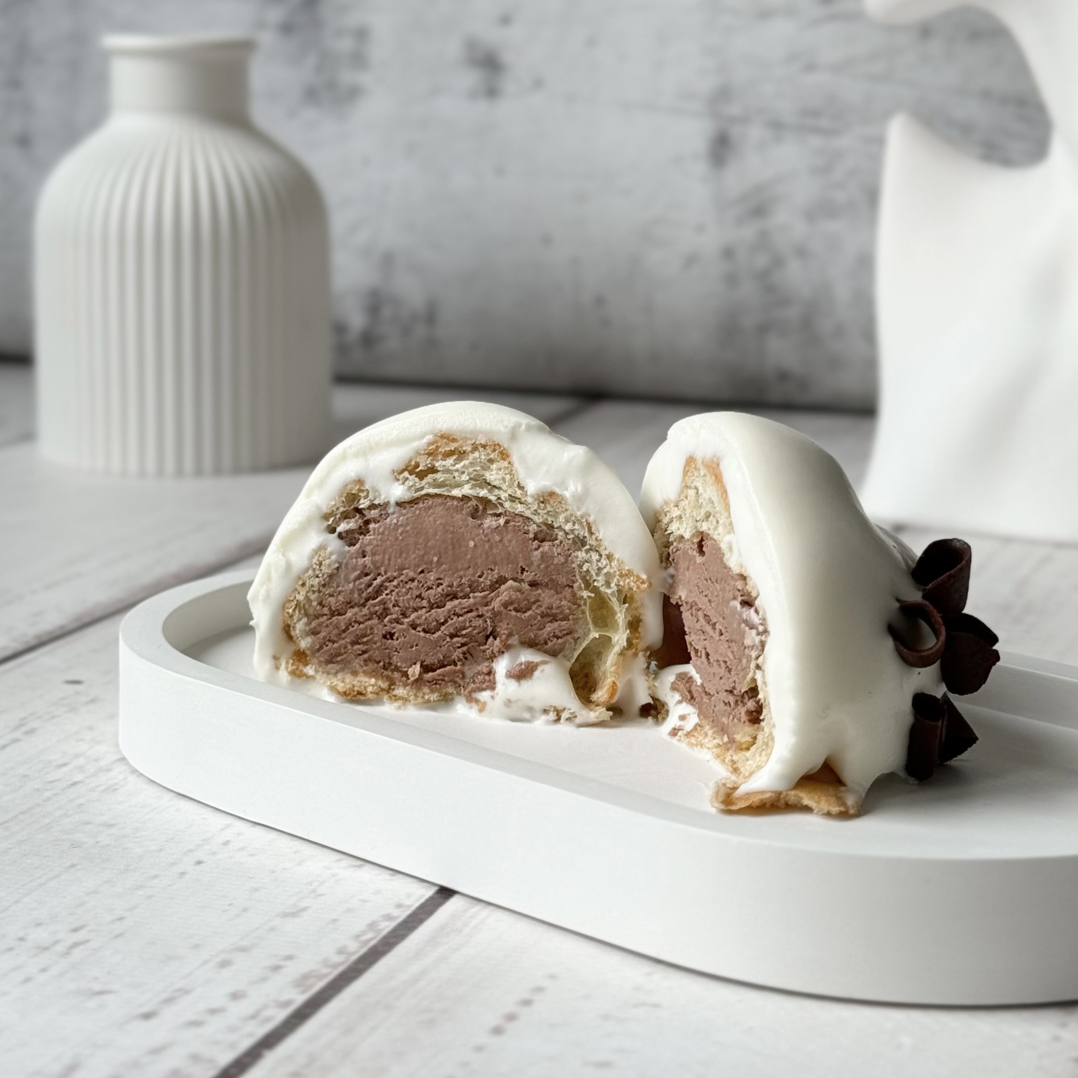 Большие профитроли с кремом из какао, в густом соусе из белого шоколада с посыпкой из темного шоколада изображение 8