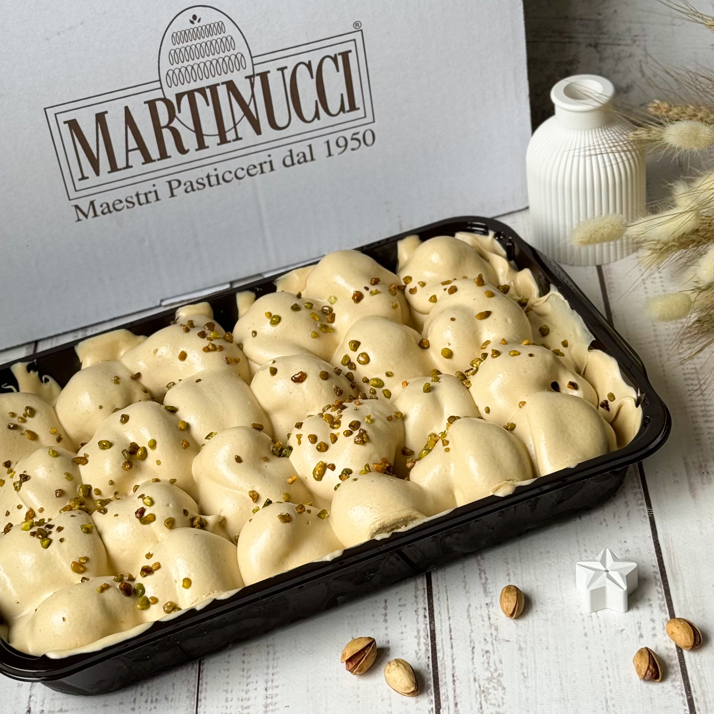 Профитроли с кремом из взбитых сливок, в густом фисташковом соусе изображение 1