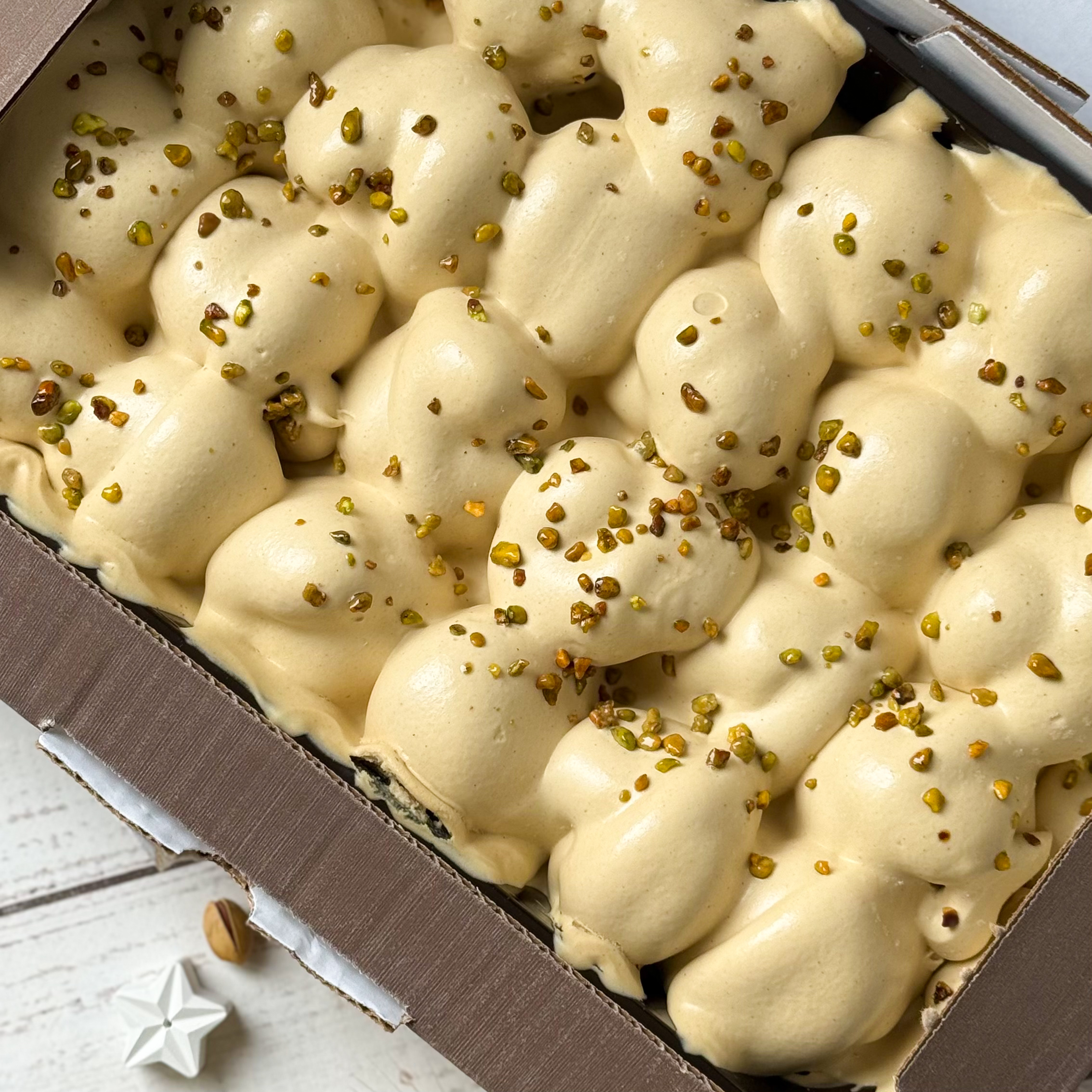 Профитроли с кремом из взбитых сливок, в густом фисташковом соусе изображение 2