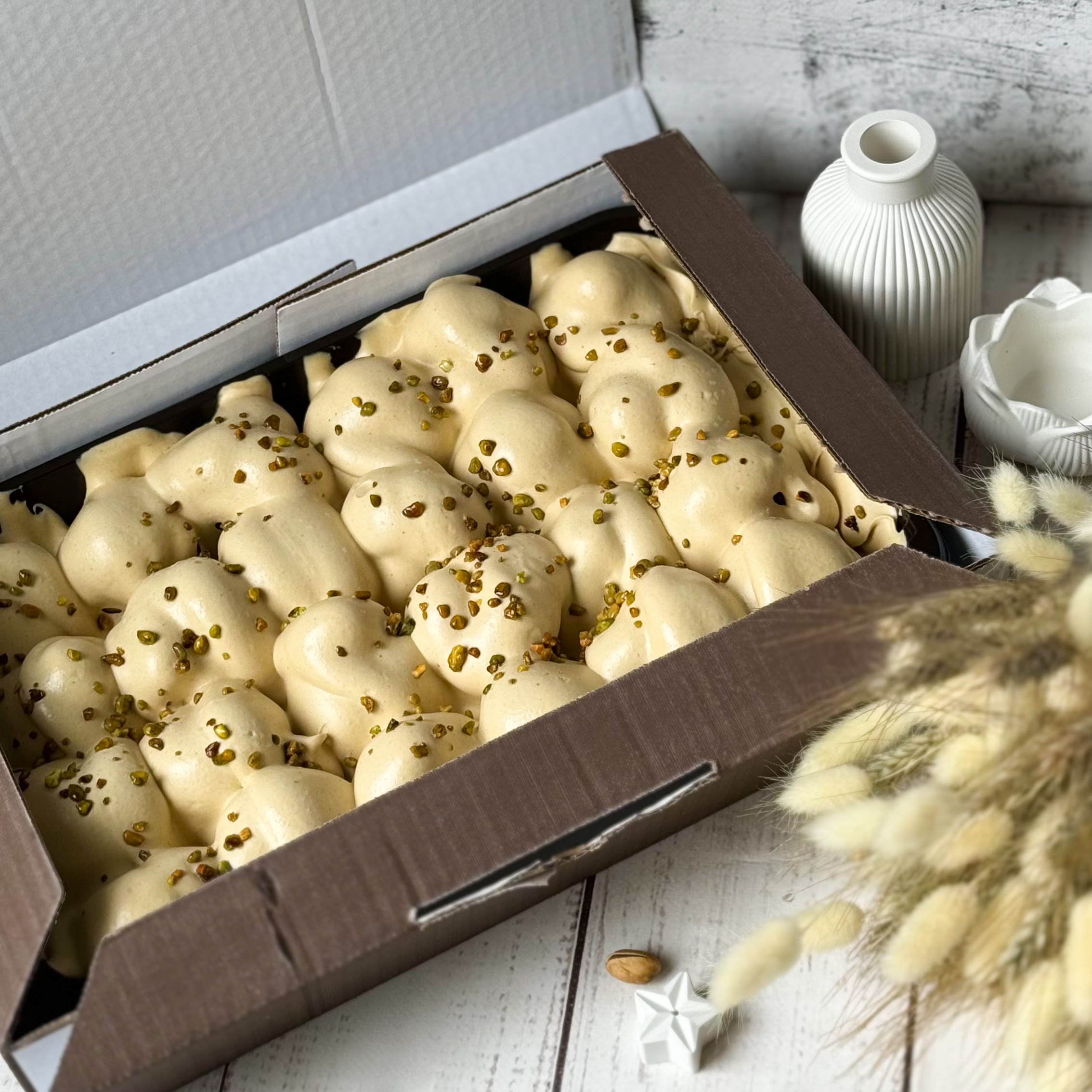 Профитроли с кремом из взбитых сливок, в густом фисташковом соусе изображение 3