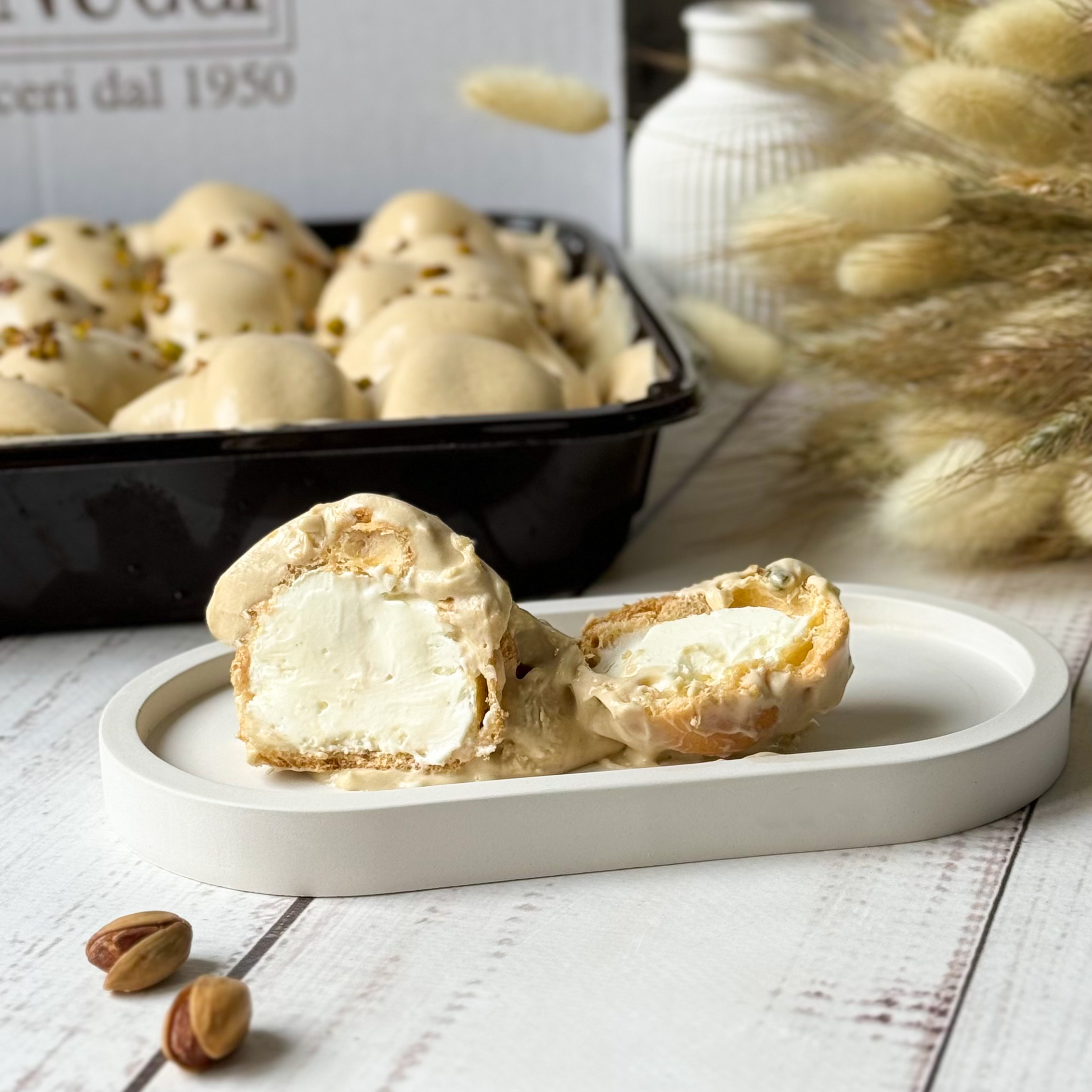 Профитроли с кремом из взбитых сливок, в густом фисташковом соусе изображение 4