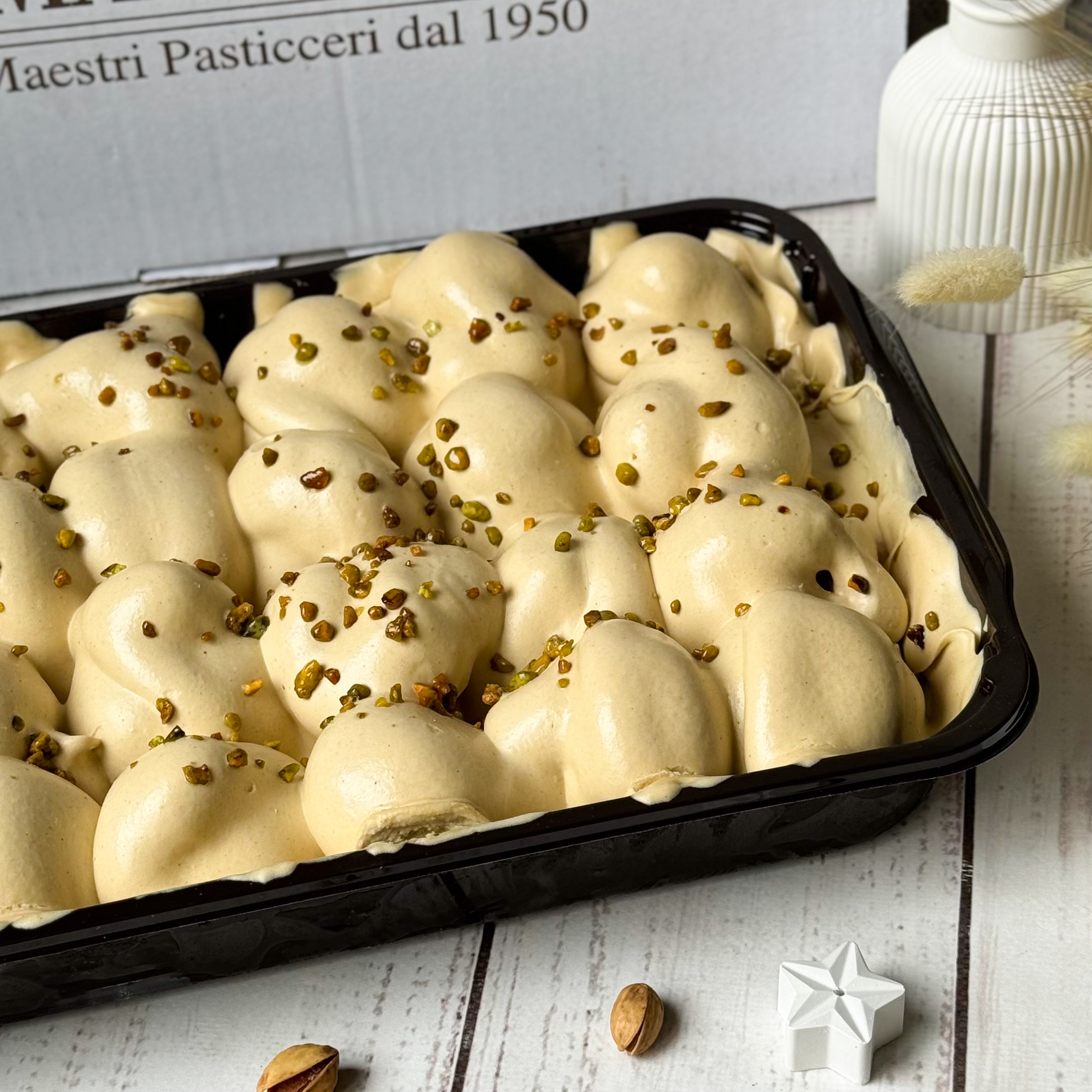 Профитроли с кремом из взбитых сливок, в густом фисташковом соусе изображение 5