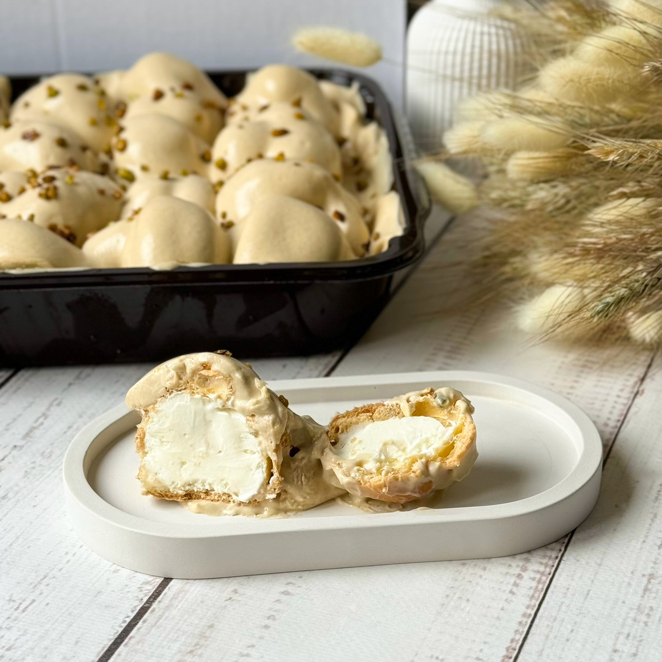 Профитроли с кремом из взбитых сливок, в густом фисташковом соусе изображение 6